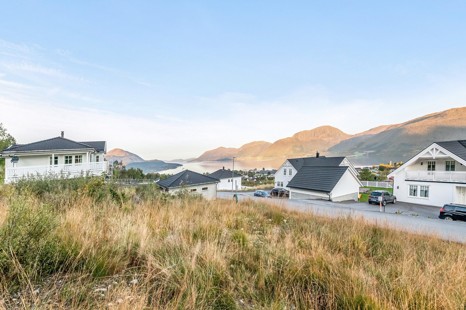 En sentral boligtomt i etablert nabolag. Det er kort vei til at av servicefasiliteter og skole samt barnehage. Galleribilde