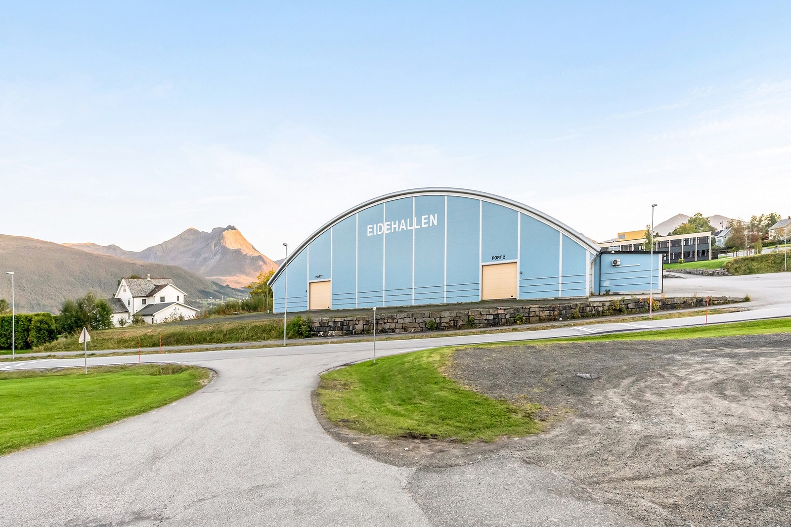 Gangavstand til Eidehallen, kunstgress og Eide stadion. Galleribilde