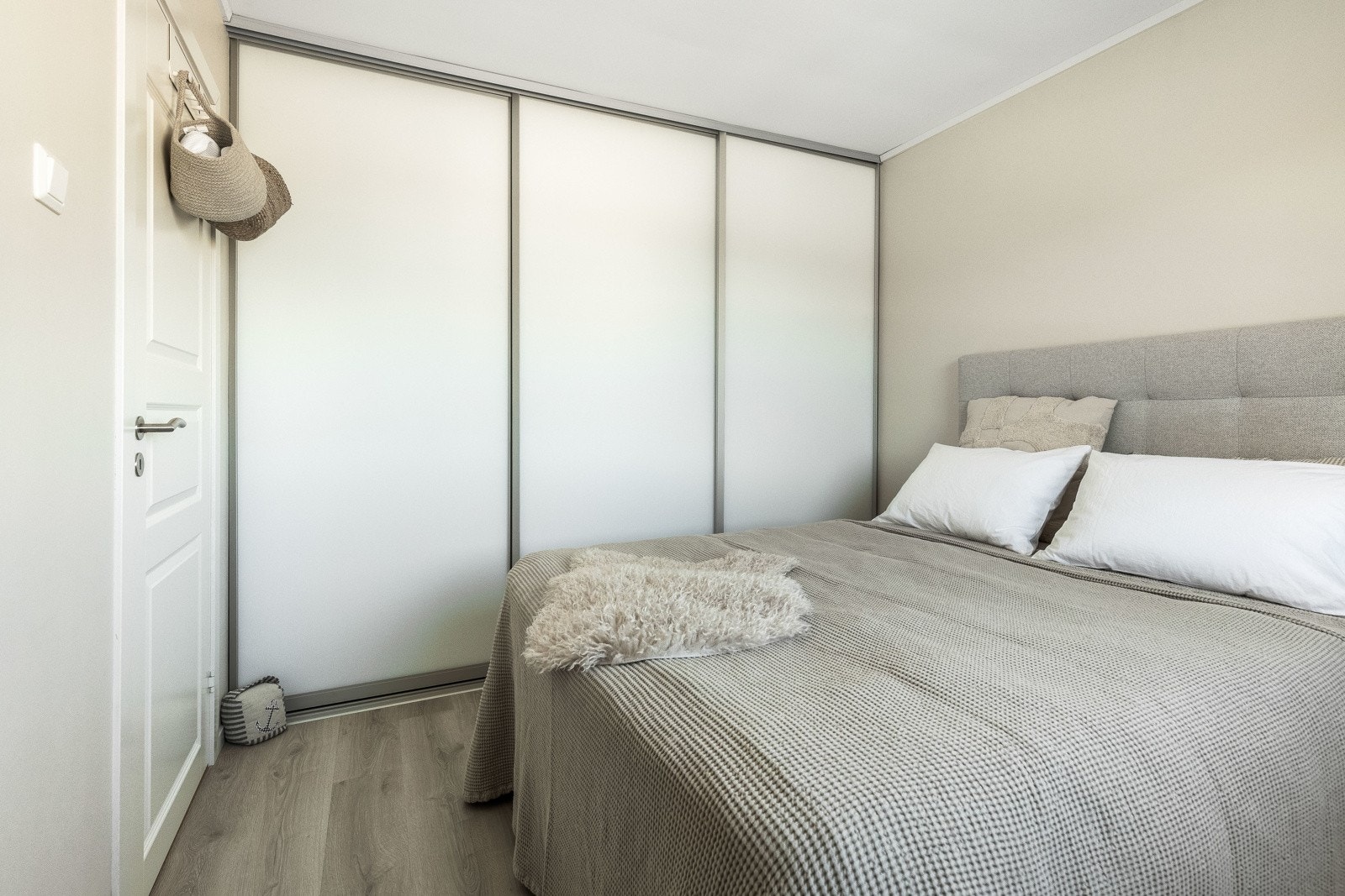 Godt med lagringsplass på hovedsoverommet i stort garderobeskap. Galleribilde