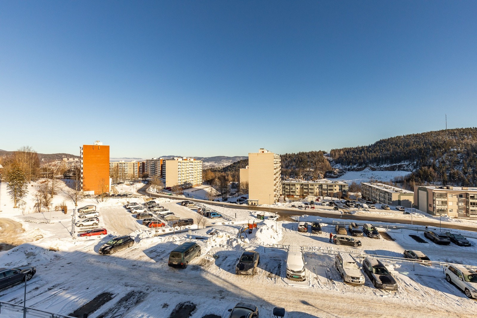 Rett utenfor døren er det lekeplass og store grøntområder, og det er gangavstand til barnehager, skoler og idrettsanlegg, bare for å nevne noe. Galleribilde