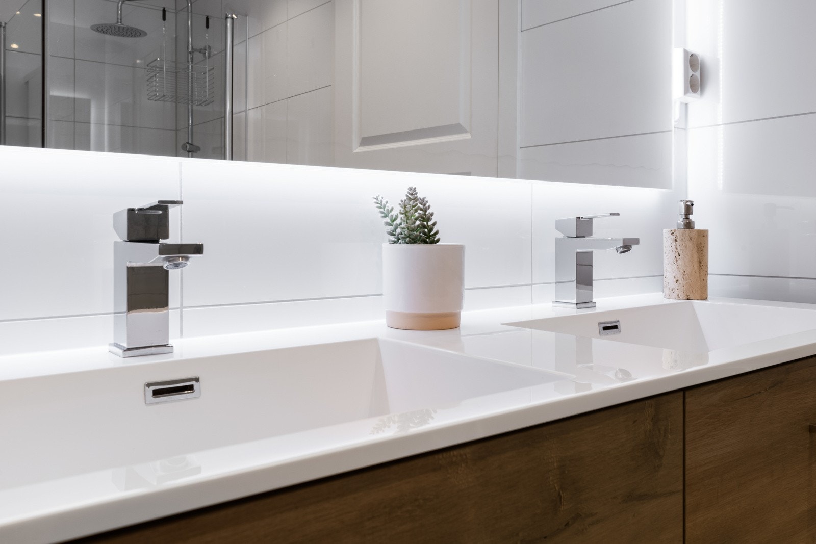 Badet er det moderne skuffeinnredning med to nedfelte servanter. Galleribilde