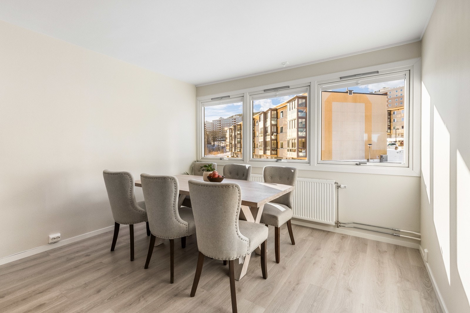 I tillegg har kjøkkenet en romslig spiseplass hvor det er hyggelig å dekke bord. Galleribilde