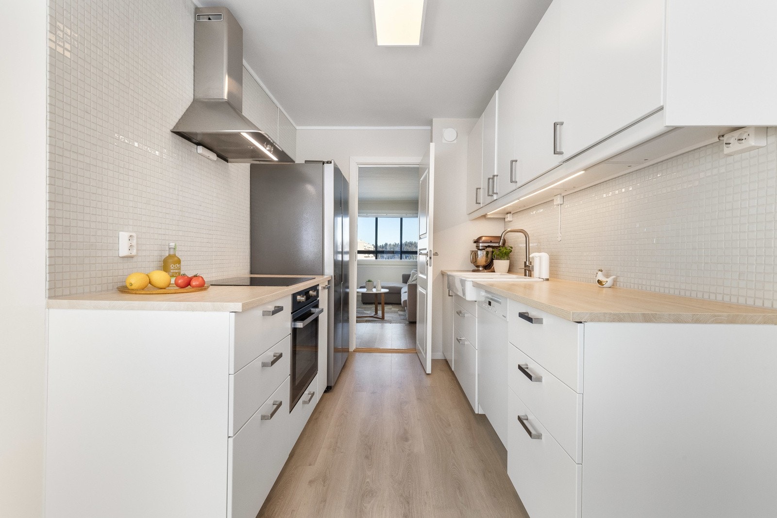 Kjøkkenet ligger i eget rom og har adkomst fra entré, samt stue. Innredningen var ny i 2021 og er montert langs to parallelle vegger. Galleribilde