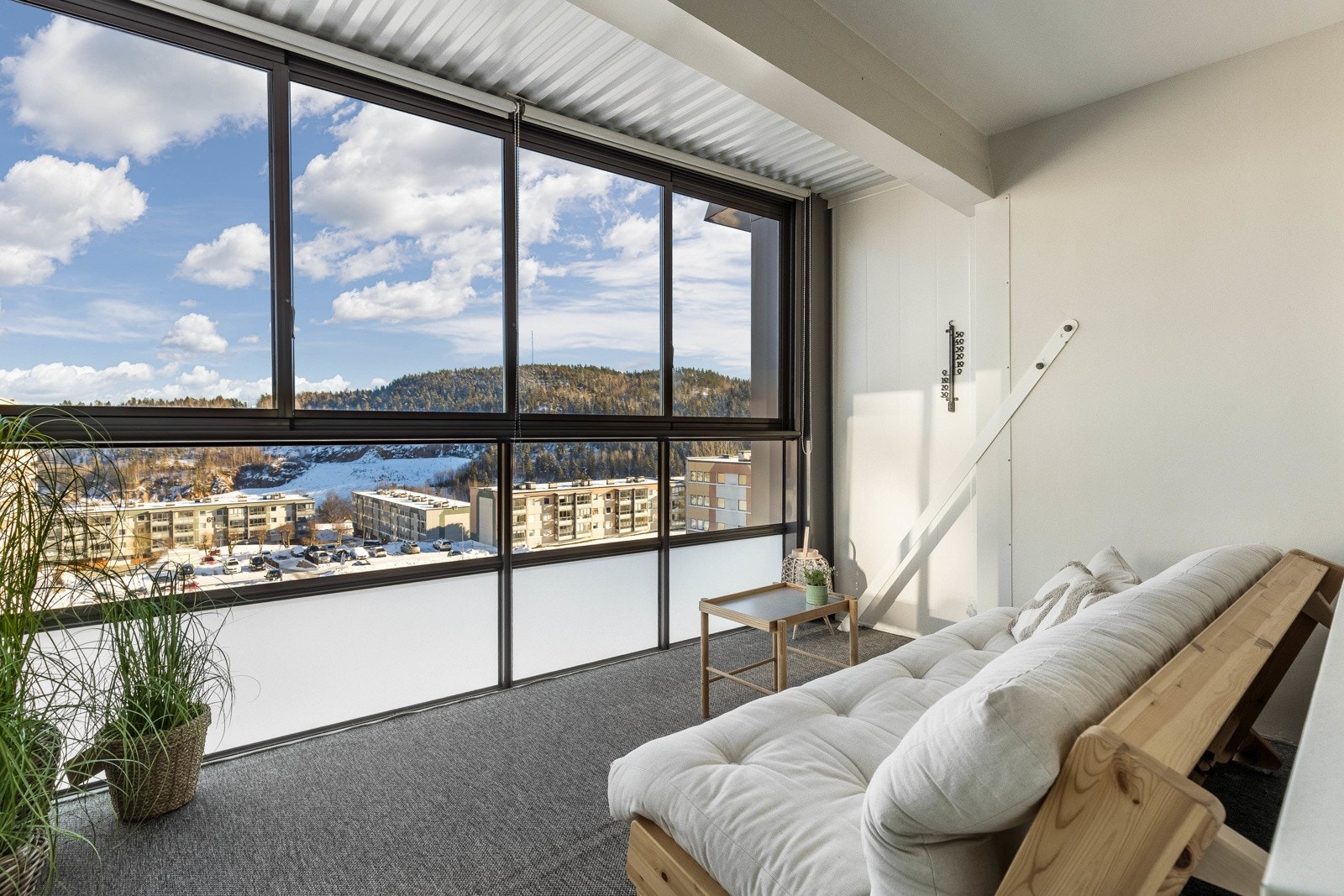 Leiligheten har en koselig og innglasset balkong med langstrakt utsikt mot skogkledde åser. Balkongen vender mot nordøst og er på ca. 9 kvm, noe som gir plass til sofagruppe eller annet ønskelig. Galleribilde