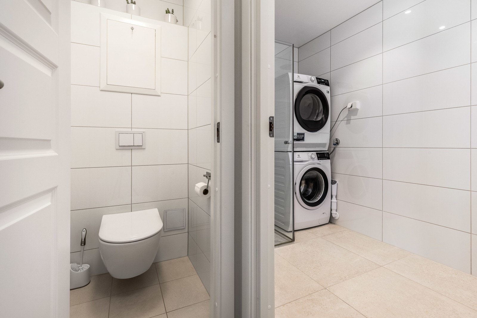 Toalettrommet har vegghengt toalett. Galleribilde