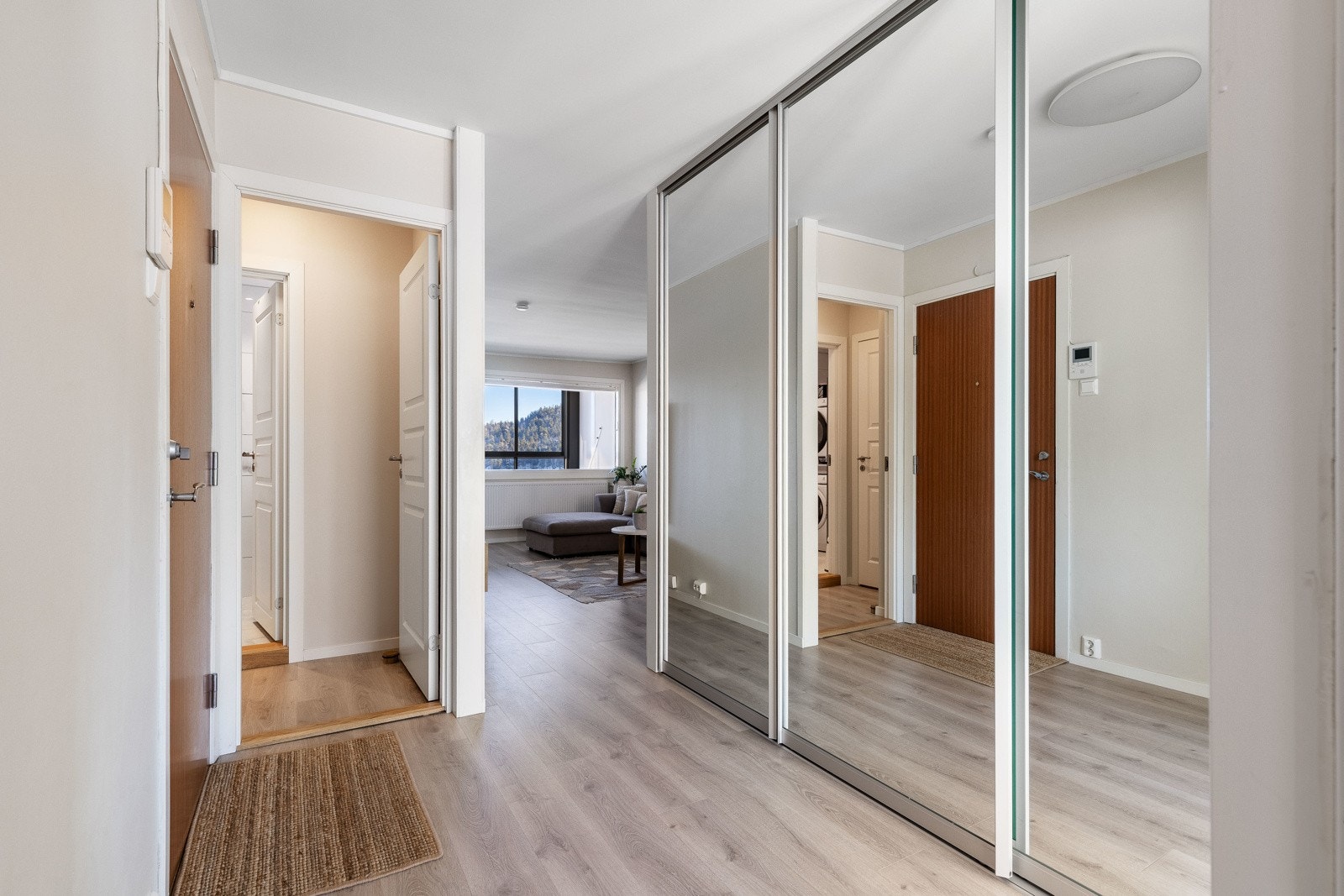 I entreen er det plass til yttertøy og annen oppbevaring i en bred skyvedørsgarderobe med speilfronter. Galleribilde