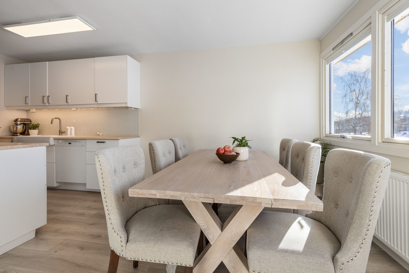 Naturlig lys strømmer inn via store vinduer og skaper sammen med de lyse veggene en lys og luftig atmosfære. Galleribilde