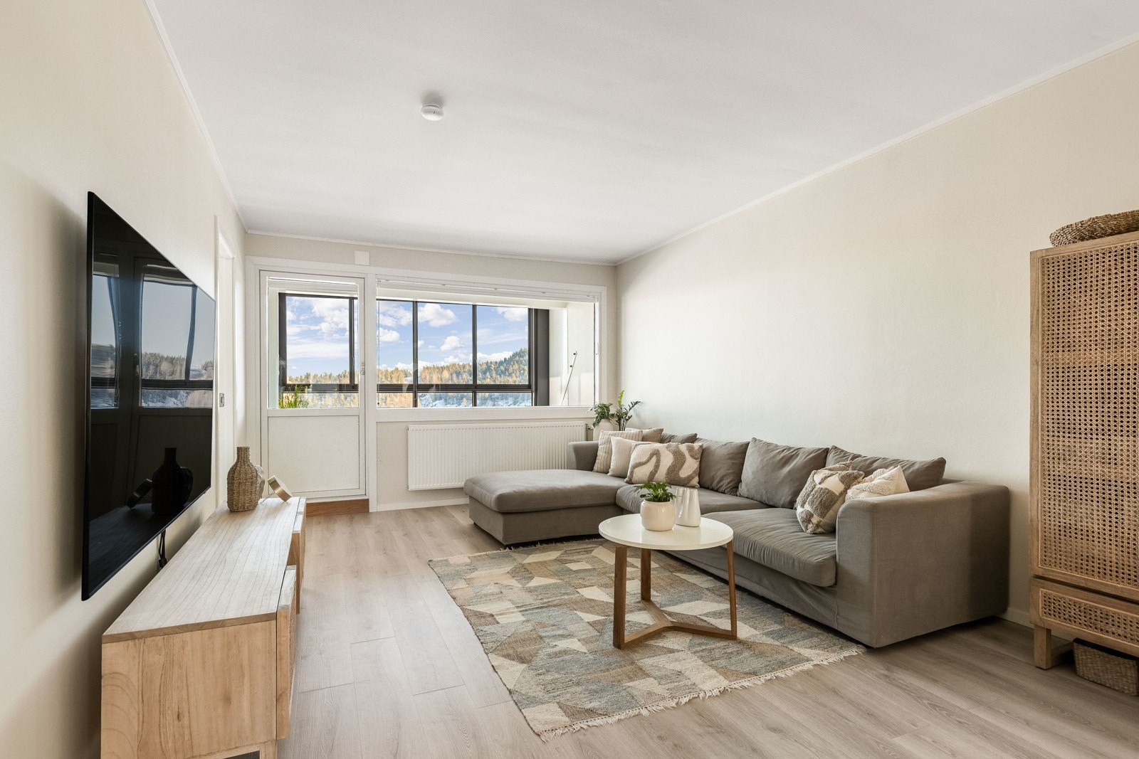 Stuen er lys og innbydende, med store vinduer som gir et fantastisk naturlig lysinnfall og bevarer den flotte utsikten til omgivelsene. Galleribilde