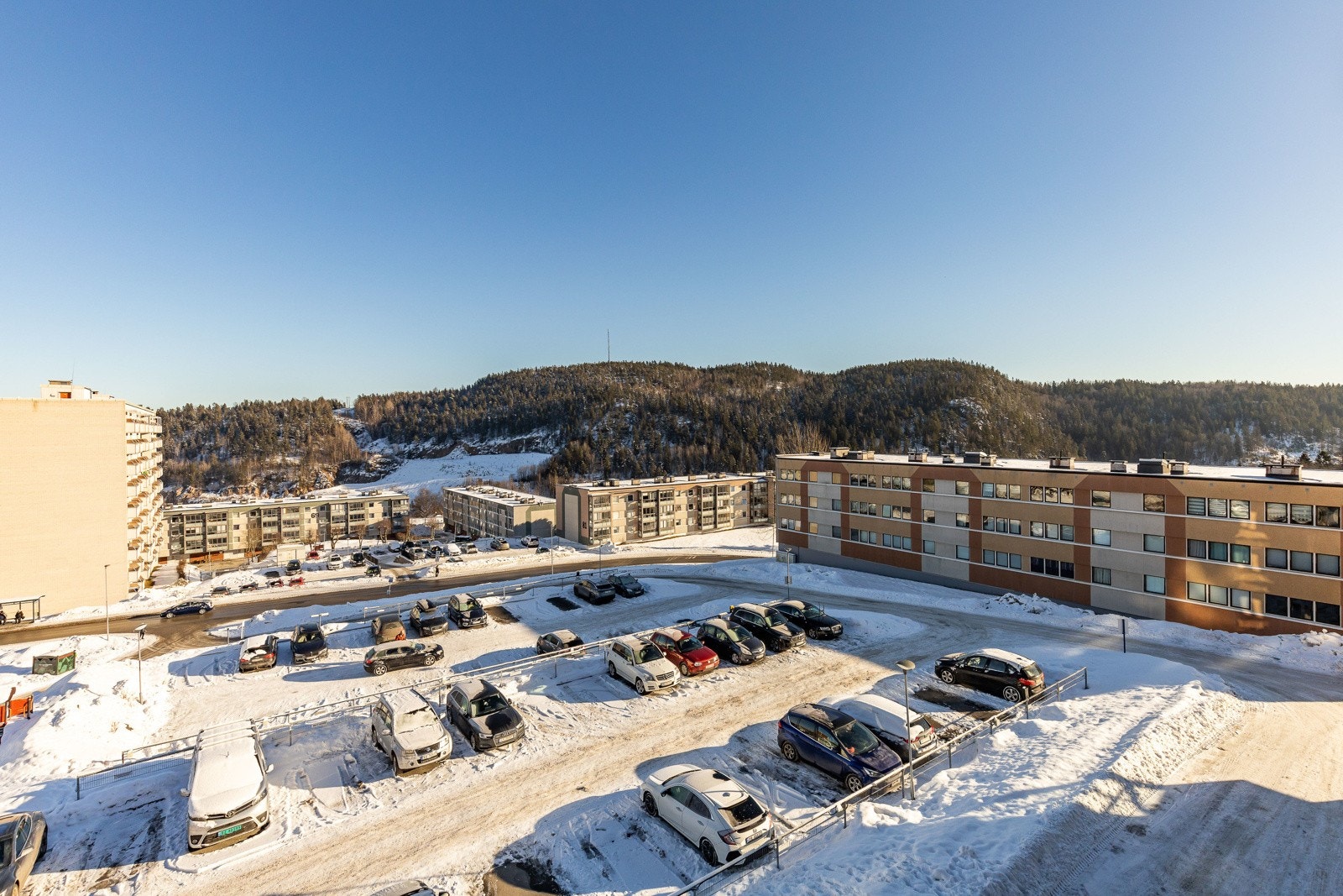 På Fjell er det godt tilrettelagt for alle aldre. Her er det ungdomsklubb, bibliotek, helsestasjon og et godt idrettstilbud. Få hundre meter unna finner man flerbrukshall, fotballbane med belysning og sandvolleyballbane. Galleribilde