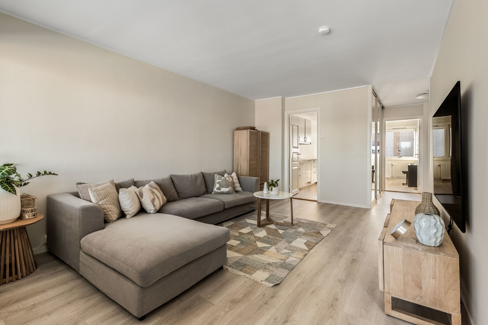 Stuen er av god størrelse og gir et fleksibelt rom som gjør det enkelt å innrede med både hjørnesofa og komfortable godstoler, i tillegg til et stilfullt tv-møblement. Galleribilde