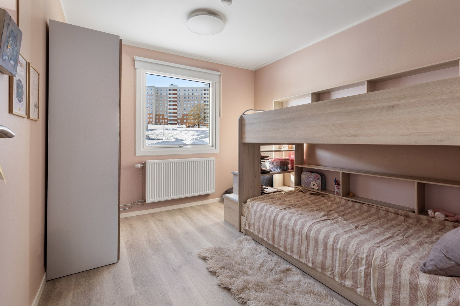 Det andre soverommet har også laminatgulv og slette, malte vegger. Galleribilde