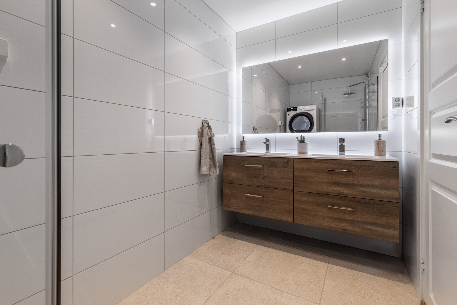 Leiligheten har et bad og toalettrom som ble pusset opp i 2021/2022 med stilren utførelse. Rommene ligger vegg-i-vegg og har flislagte overflater, samt downlights i himling. Galleribilde