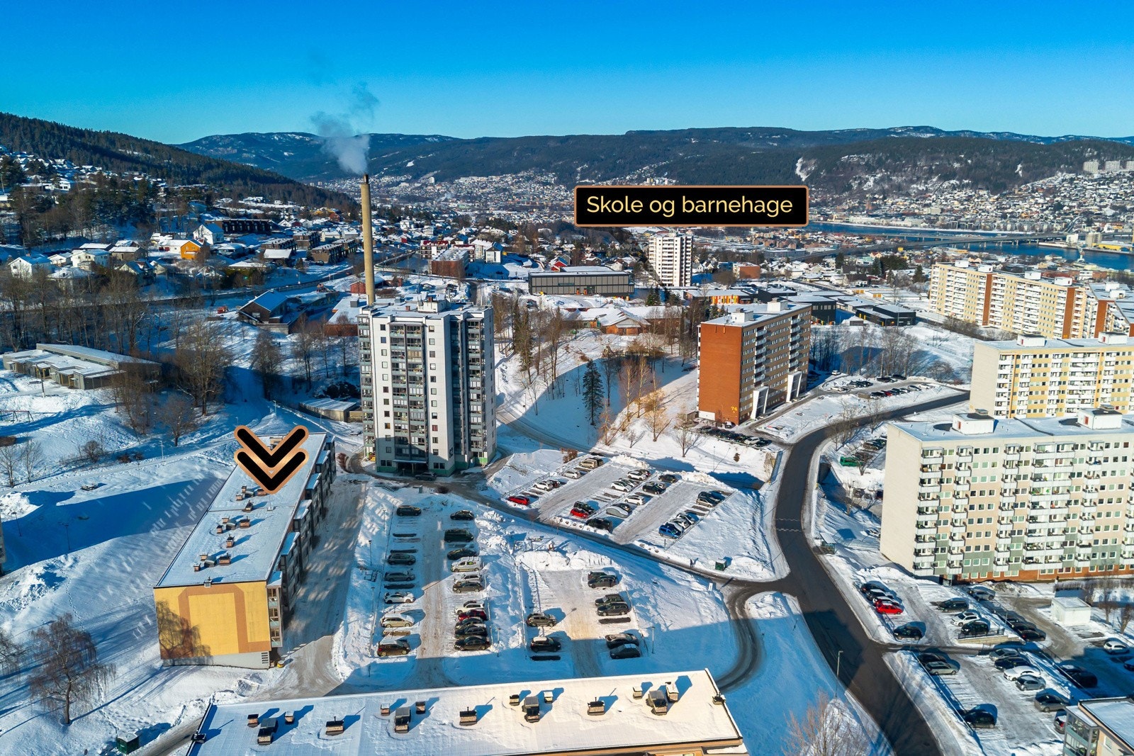 Fjell har et godt busstilbud med avganger ca. hvert 10. minutt til Drammen sentrum. Nærmeste bussholdeplass er Ltz. Hervigs veg, som ligger rundt 150 meter fra boligen. Galleribilde