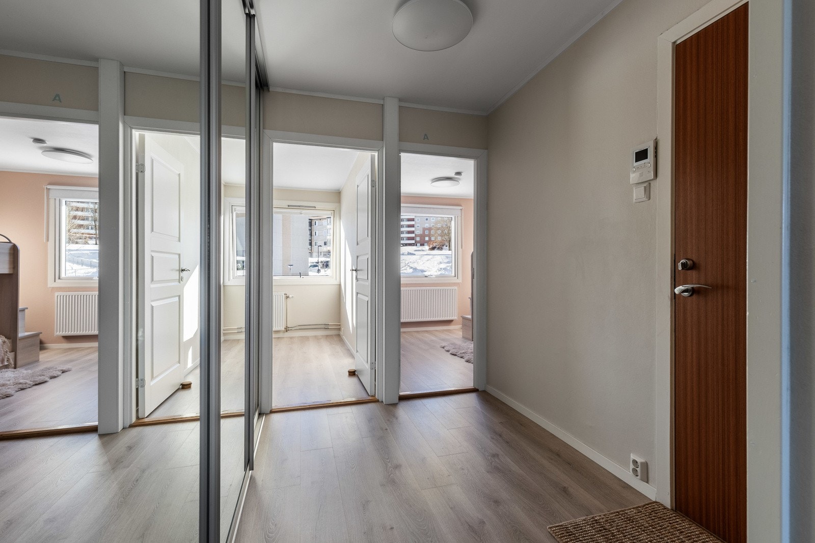 Hele leiligheten ble pusset opp i 2021/2022 med enstavs laminatgulv og gipsvegger malt i lyse farger. Galleribilde