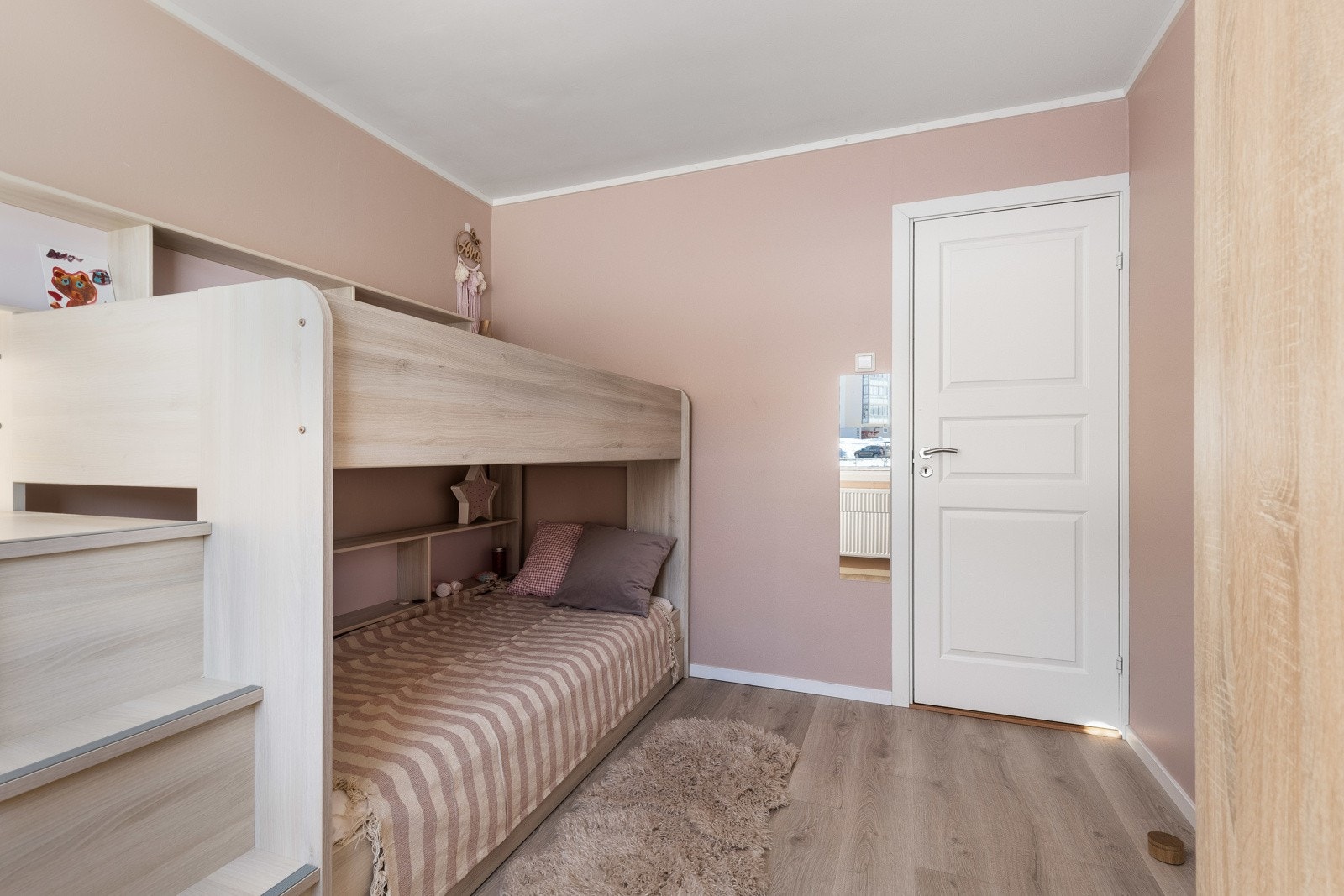 Rommet er også utstyrt med lagringsplass i garderobeskap. Galleribilde