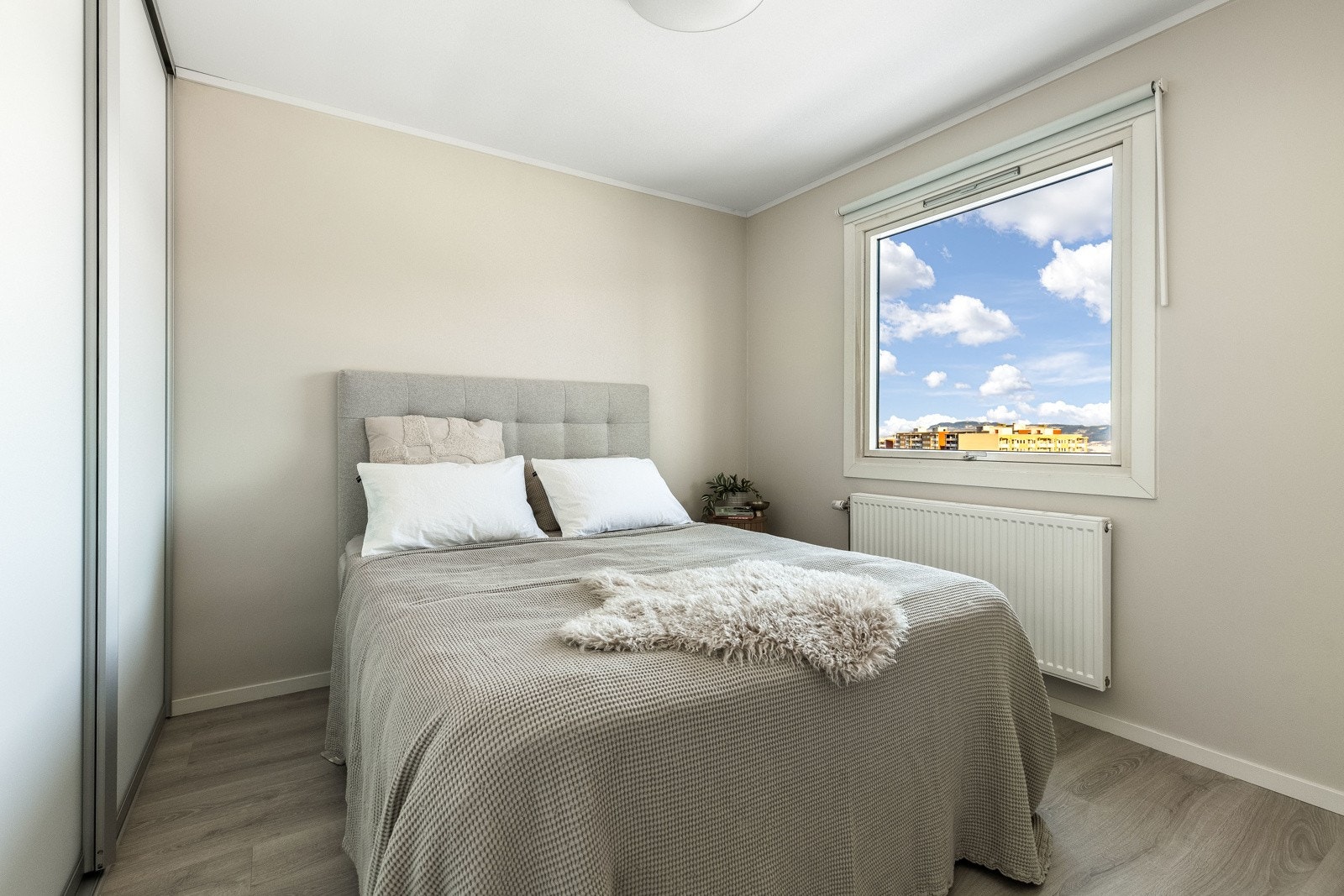 Leiligheten har to gode soverom. Soverommene har garderobe, laminatgulv og slette vegger malt i forskjellige farger. Galleribilde