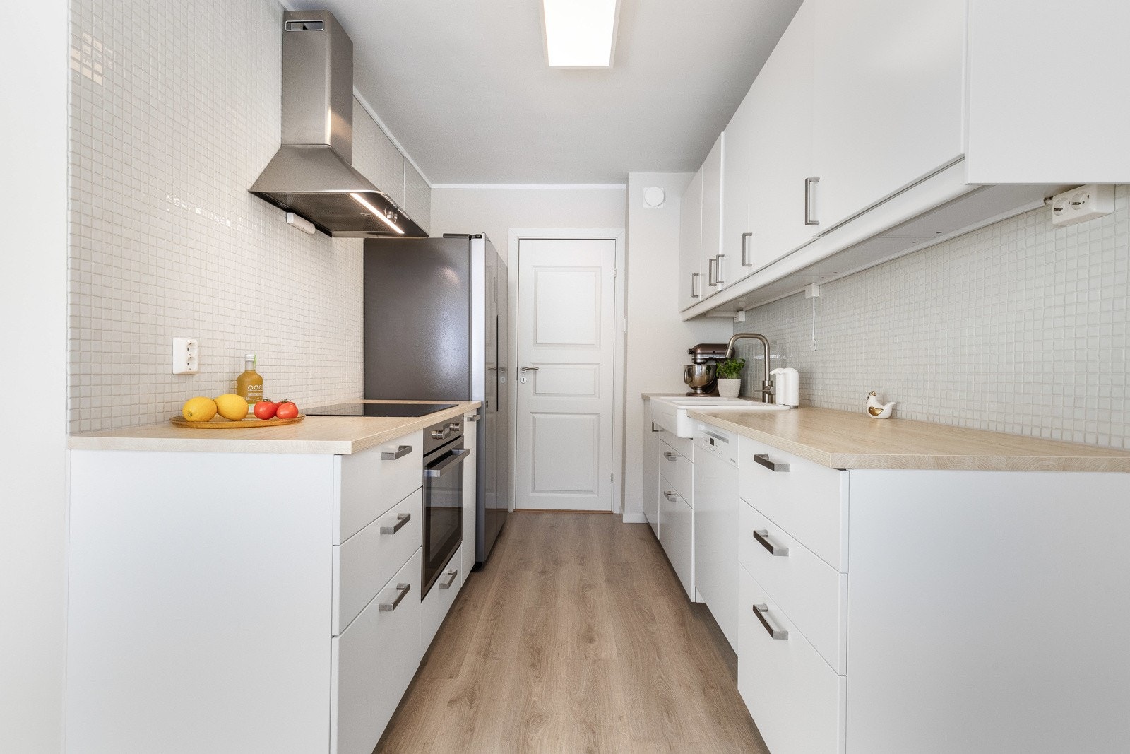 Rommet har like overflater som i entreen og får flott lysinnslipp via tre vinduer. Galleribilde