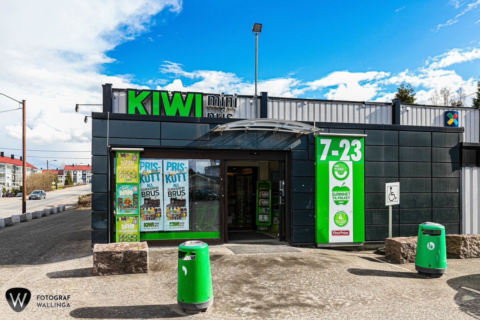 Dagligvarehandelen kan gjøres på Kiwi og Extra, som begge ligger få min unna med bil. Det er ellers kort vei til Strømsø Senter og Gulskogen, som har et rikt utvalg av butikker. Galleribilde