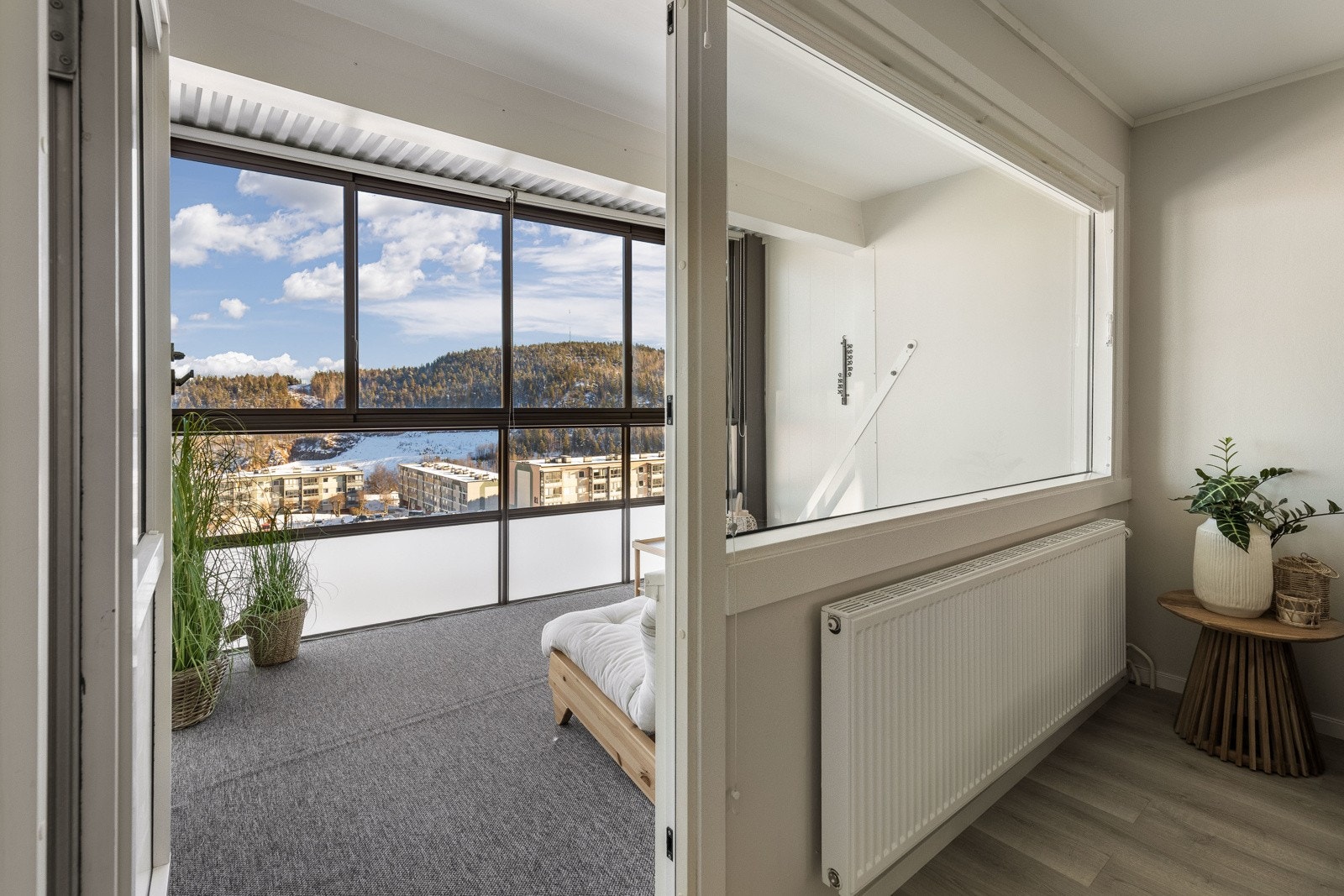 Fra stuen er det også en praktisk dør ut til en koselig balkong, perfekt for å nyte frisk luft eller en kopp kaffe på varme dager. Galleribilde