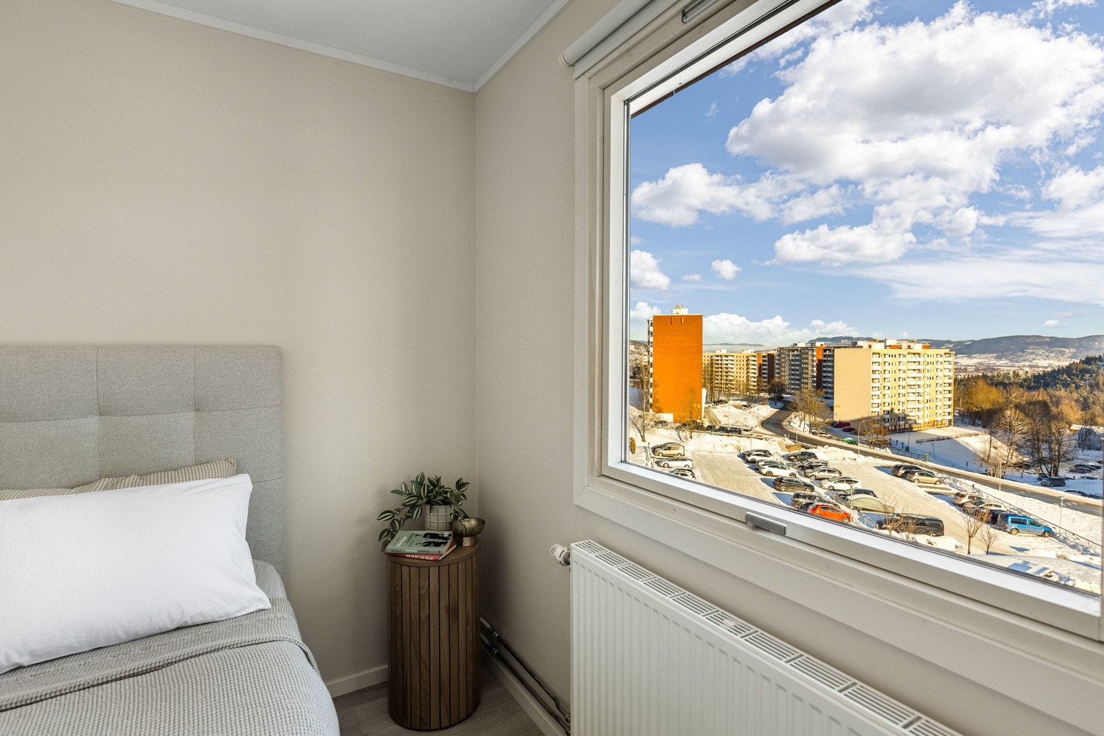 Begge rommene har pent lysinnslipp, og det ene har utsikt mot de skogkledde åsene. Galleribilde