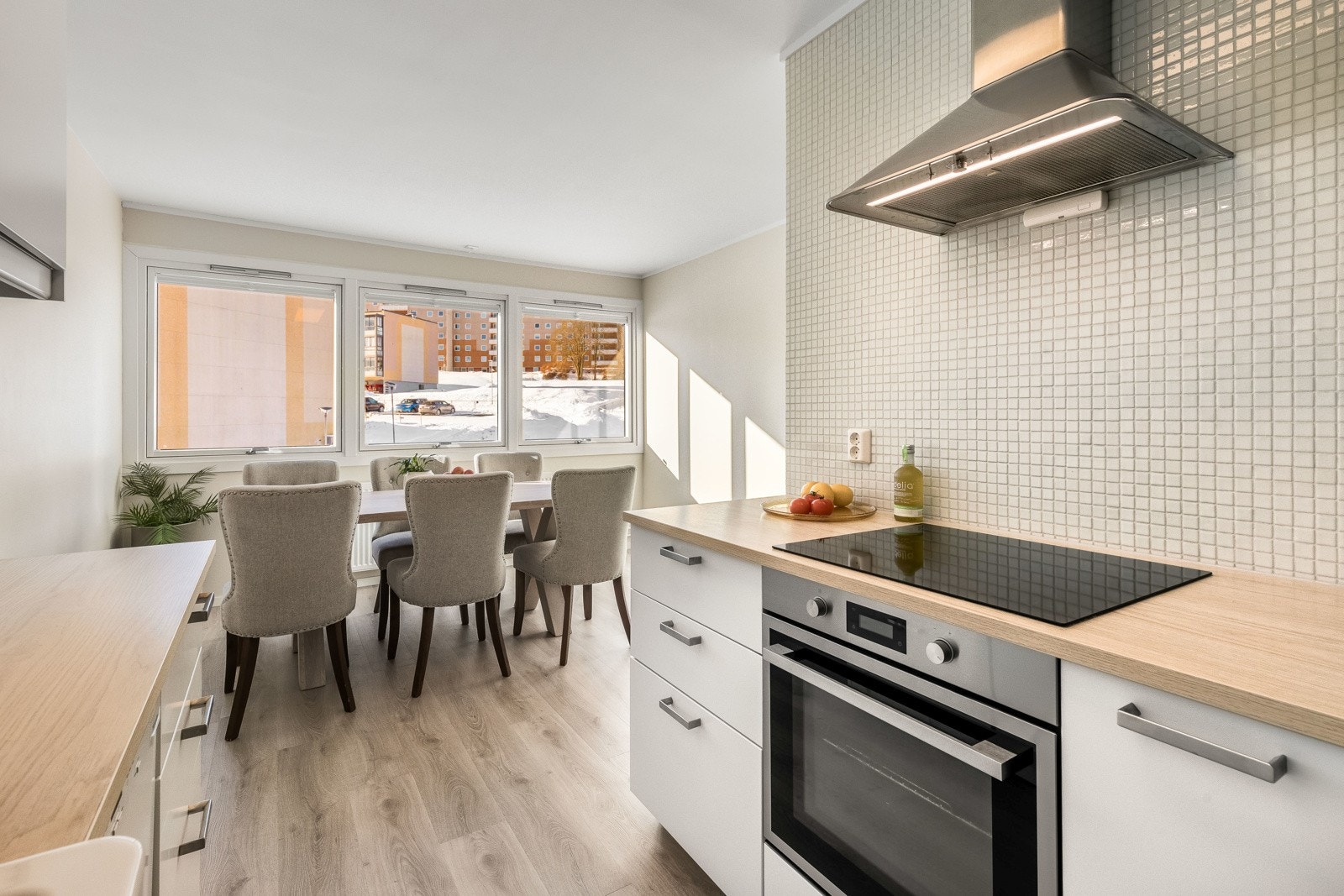 Videre er det integrert stekeovn, opplegg for oppvaskmaskin og avsatt plass til side-by-side kjøleskap. Komfyrvakt og Waterguard er montert. Galleribilde