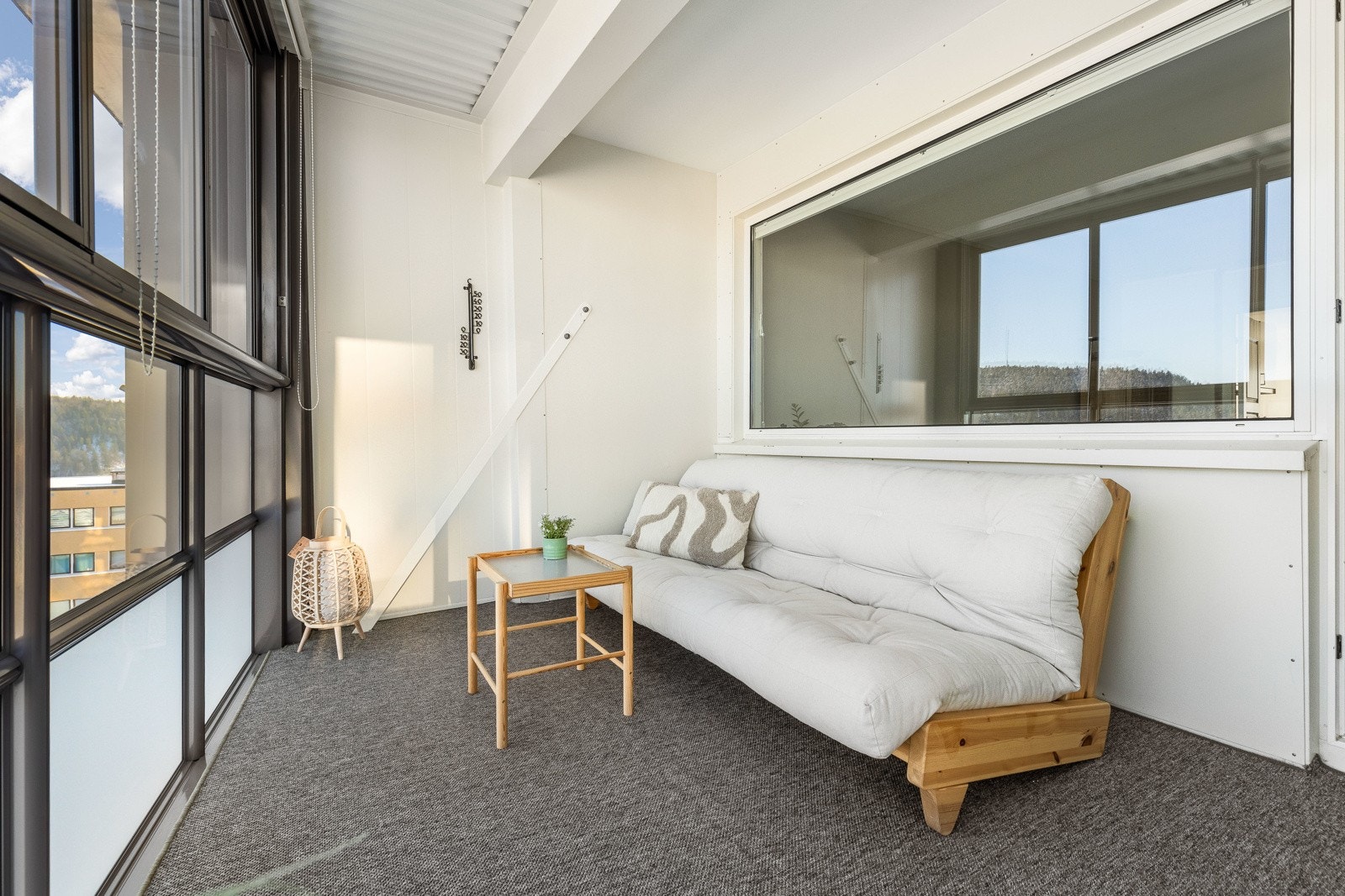 Innglassingen gjør balkongen til en fin forlengelse av stuen, og kan benyttes store deler av året. På de varmeste dagene er det deilig å skyve øvre del av innglassingen til side, slik at sol og frisk luft kan nytes fullt ut. Galleribilde