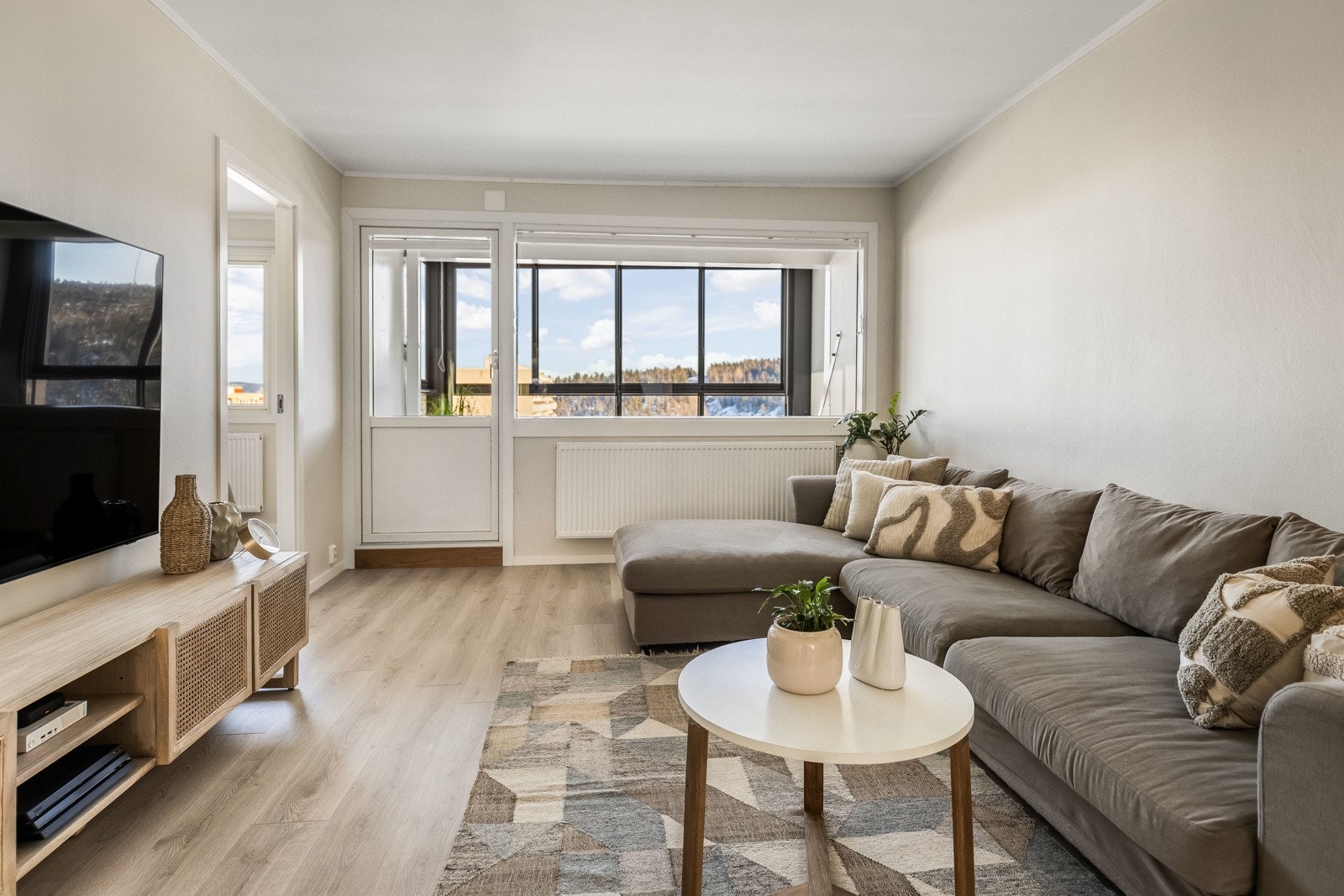 Stuen er enkel å innrede, med en sofakrok og en TV/mediestasjon. Galleribilde