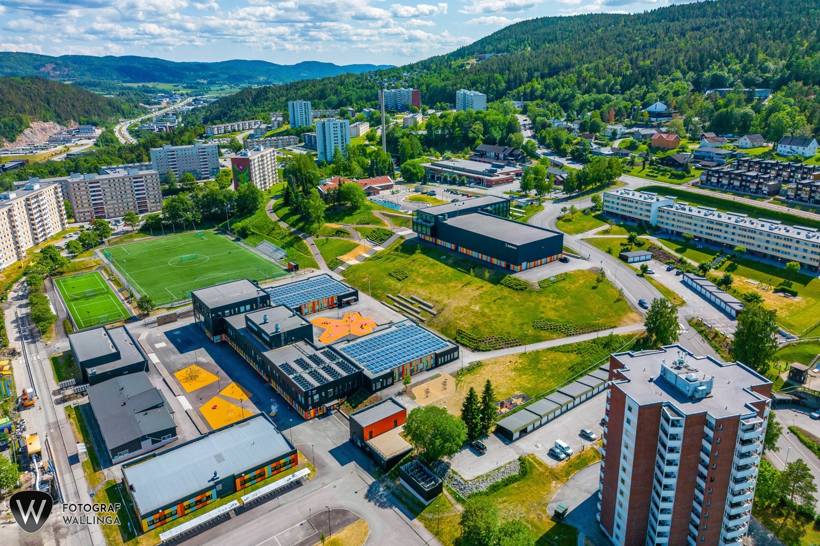 Fra eiendommen er det gangavstand til Fjell barneskole og Galterud ungdomsskole. Det er fire barnehager på Fjell, og i Drammen finnes det flere videregående skoler. Galleribilde