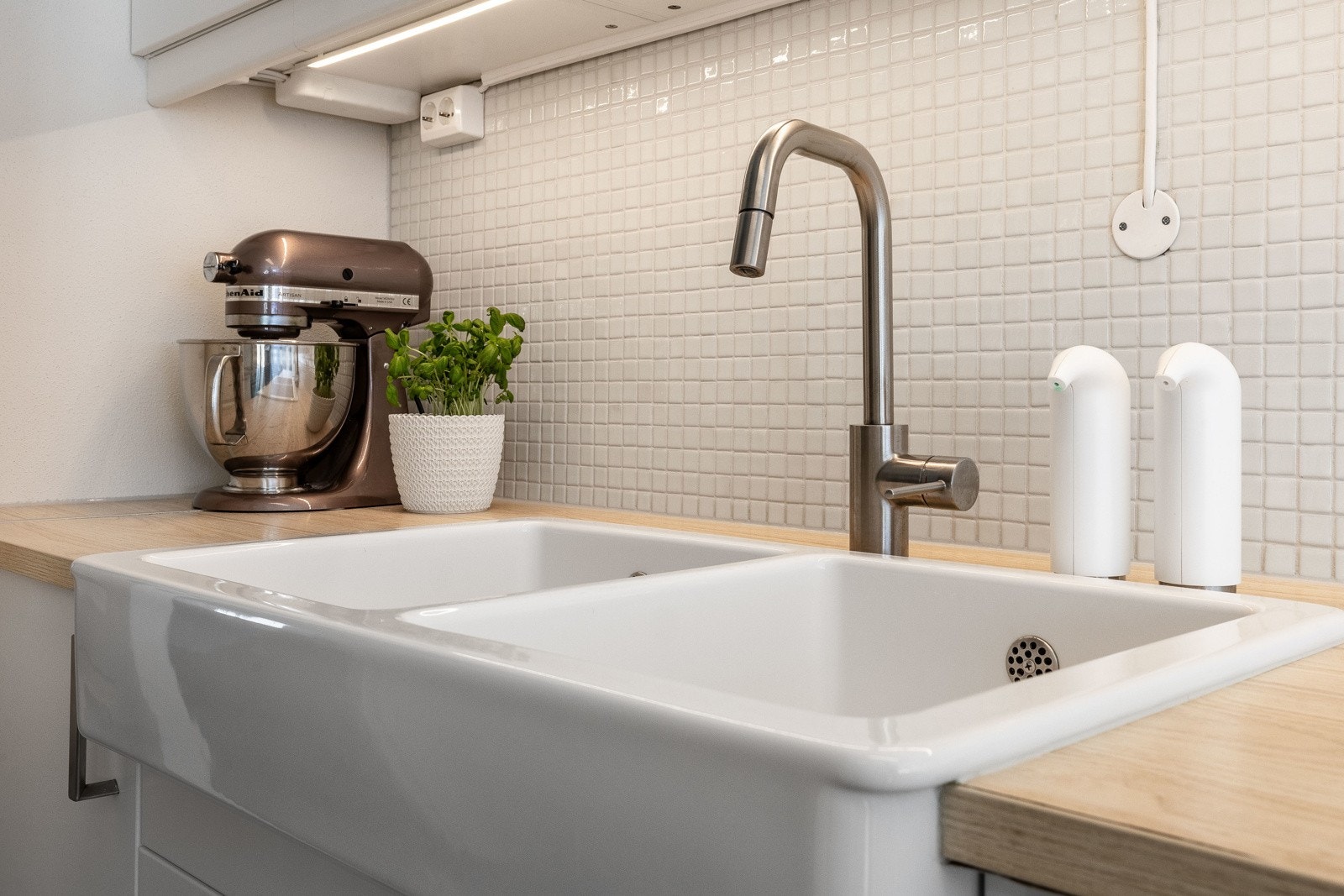 I benken er det nedfelt dobbel oppvaskkum i porselen, samt integrert koketopp med ventilator over. Galleribilde