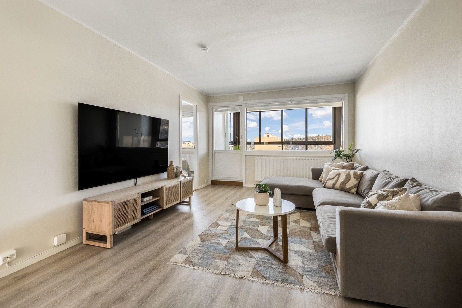 Gulvet har enstavs laminat, mens veggene er malt i en kremhvit farge. Galleribilde