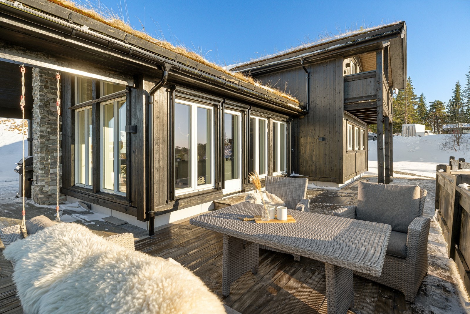 Fra stuen har man adkomst til stor, solrik veranda på hele 80 kvm. Galleribilde