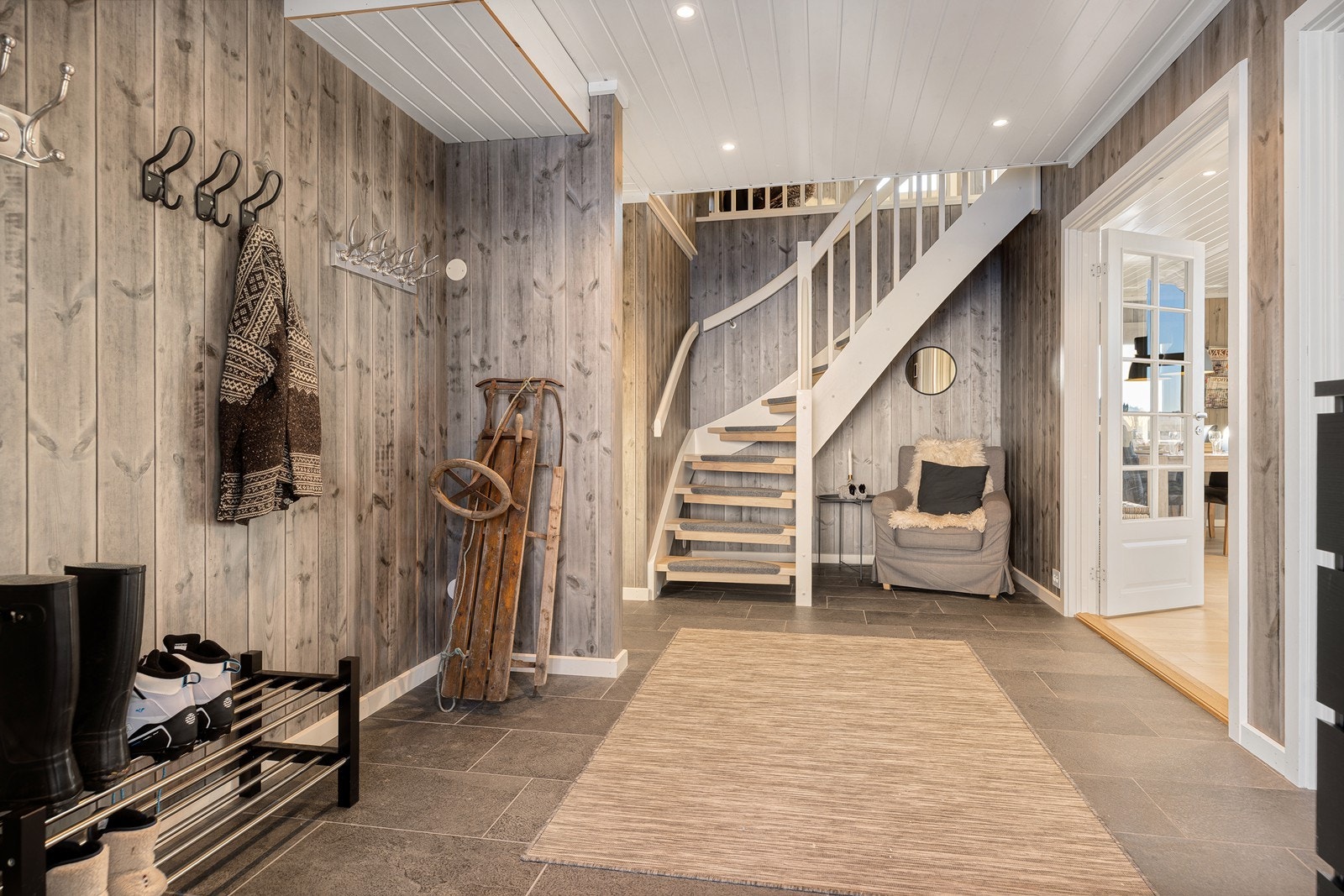 Det er gulvvarme på alle rom nede med unntak av bod og soverom. Bad oppe har også gulvvarme. Galleribilde