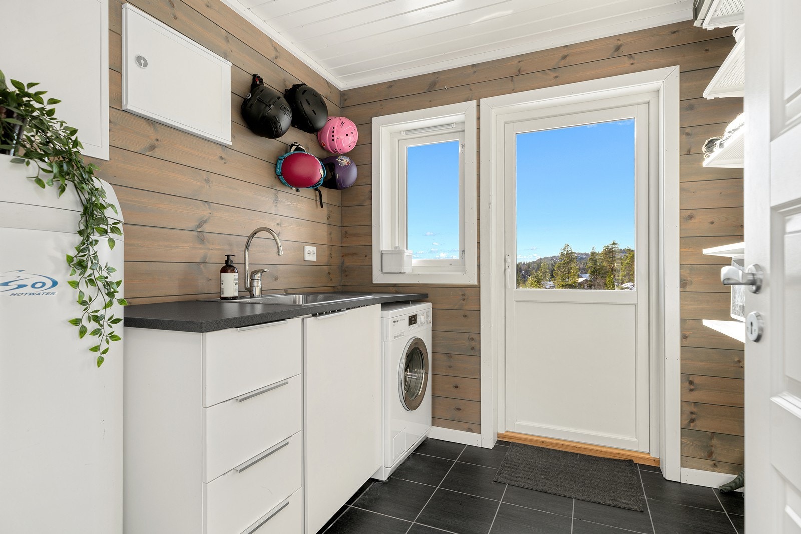 Separat vaskerom med utgang til terrassen Galleribilde