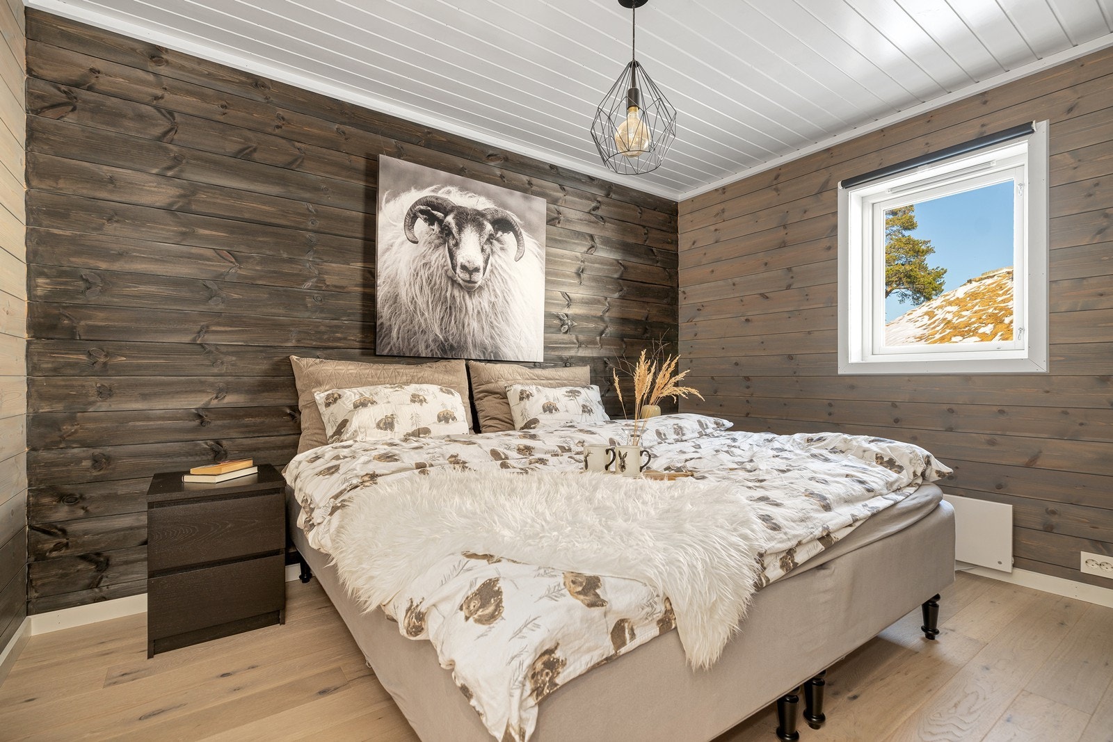 Hovedsoverommet er av god størrelse, og kan fint innredes med nattbord, dobbeltseng og garderobeskap Galleribilde