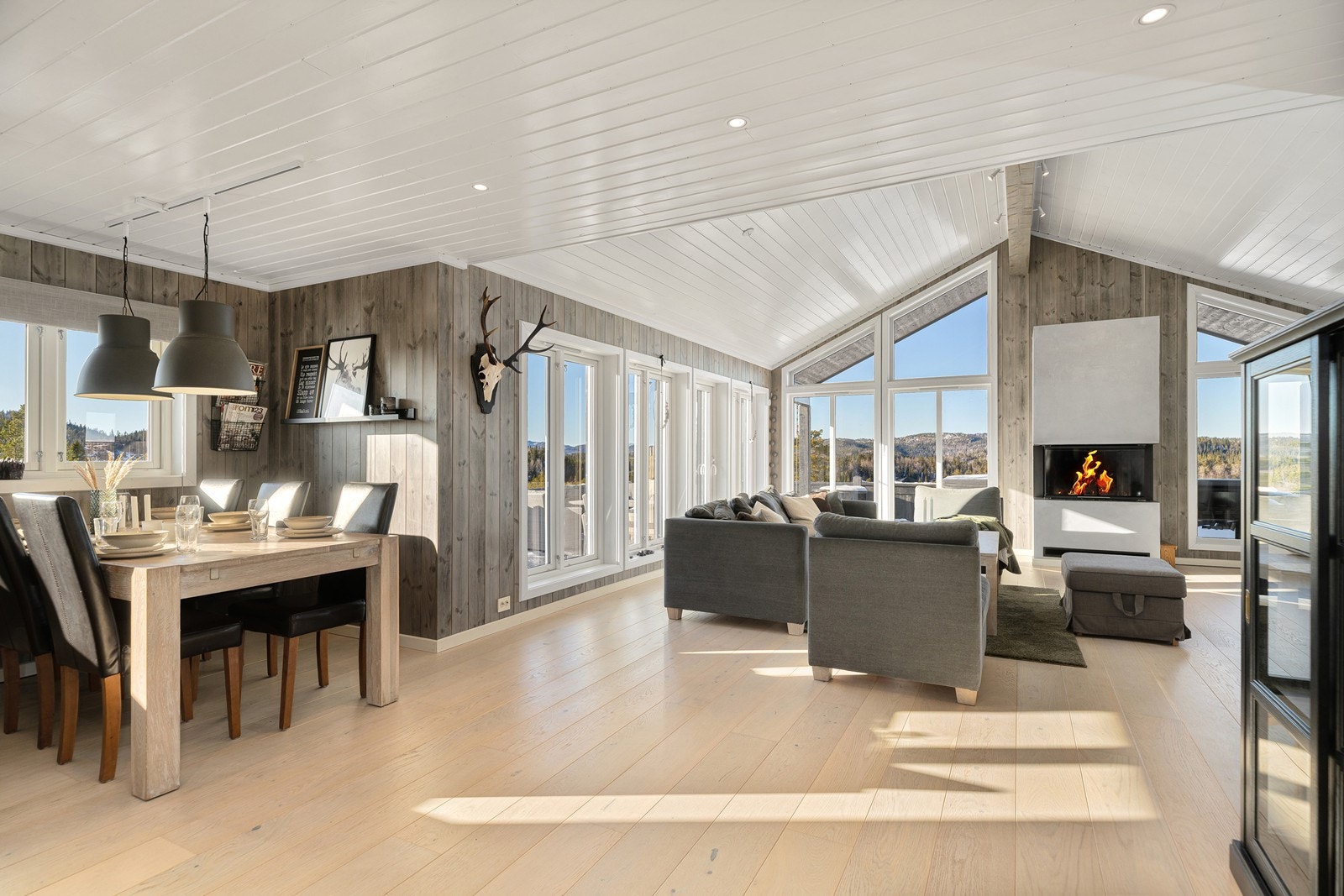 Stuen har en flott peisinnsats, som skaper en varm og koselig stemning på kalde vinterdager Galleribilde