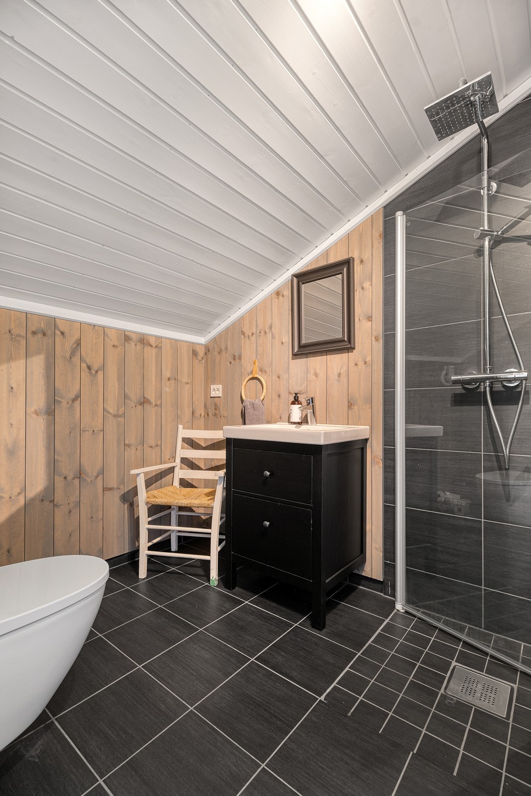 Bad på loft er innredet med dusj, toalett og servant Galleribilde