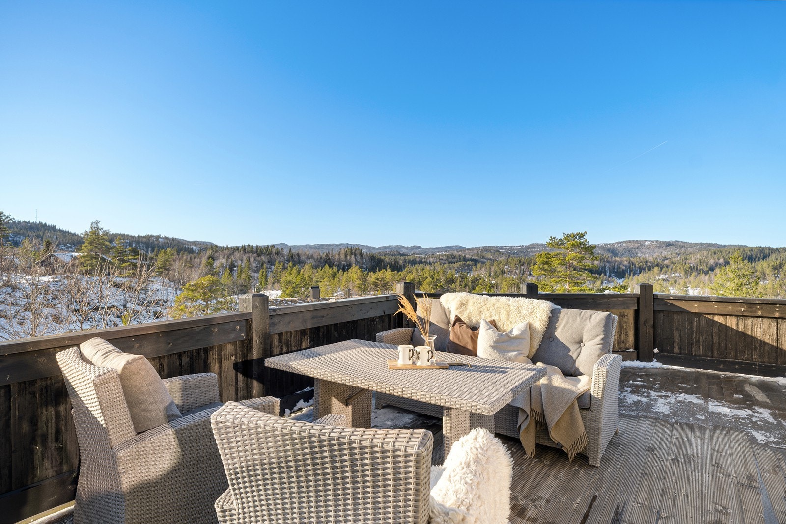 Terrassen kan innredes med flere sittegrupper, grill og jacuzzi Galleribilde