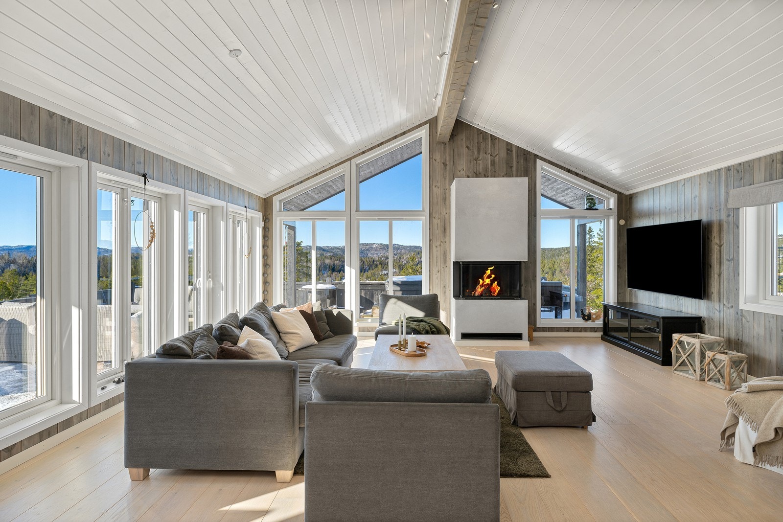 Stuens romslige løsning kombinert med god takhøyde og store vindusflater bidrar til lys og luftig atmosfære Galleribilde