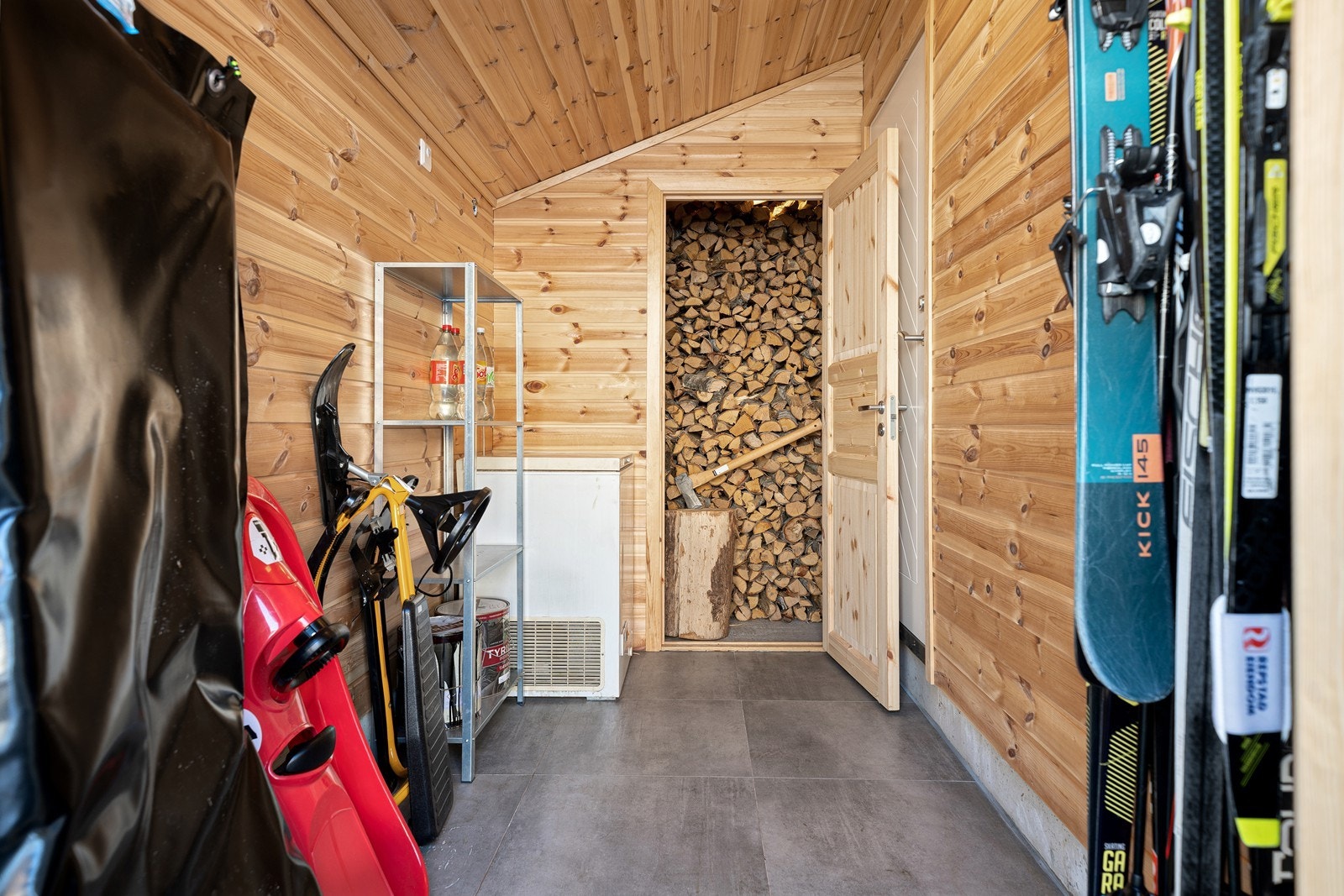 Utvendig bod med tilgang til bolig Galleribilde