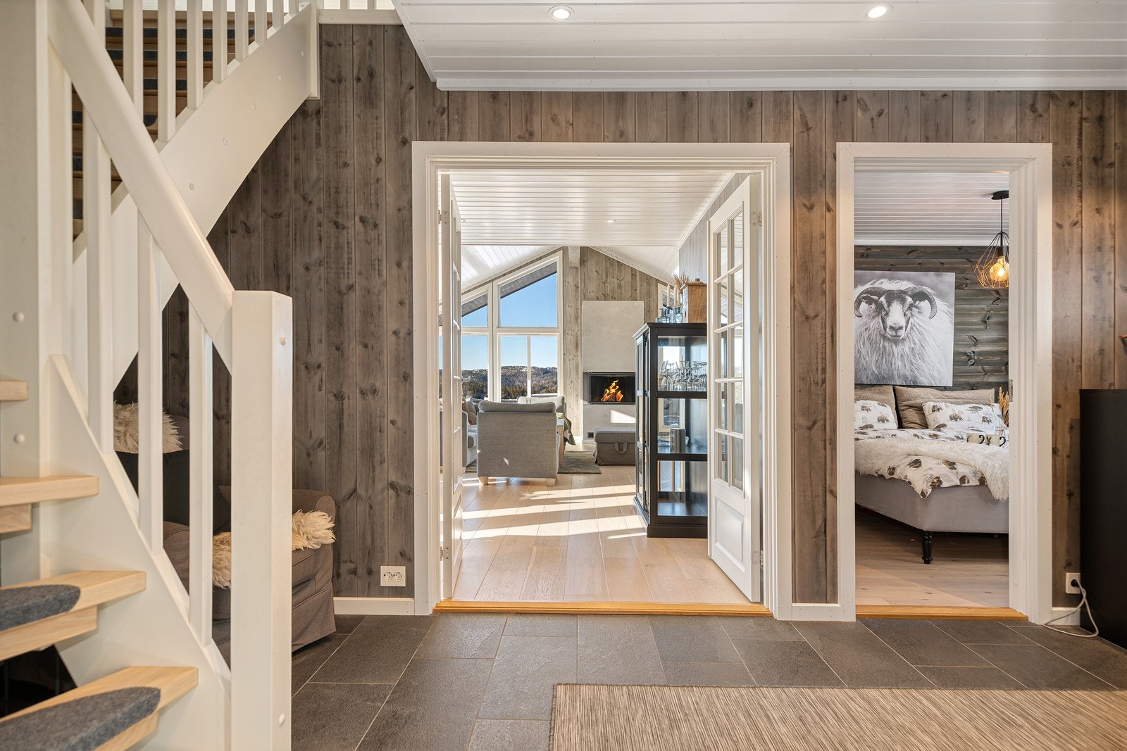 Hall m/trapp til loftsetasje Galleribilde