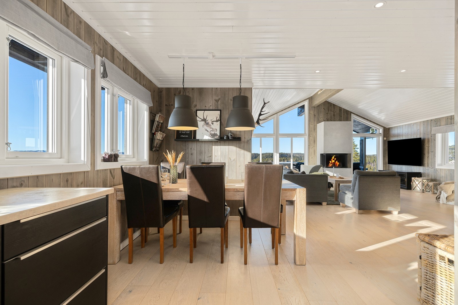 Mellom kjøkkenet og stuen finner du spisebordet - et naturlig samlingspunkt i den åpne løsningen Galleribilde