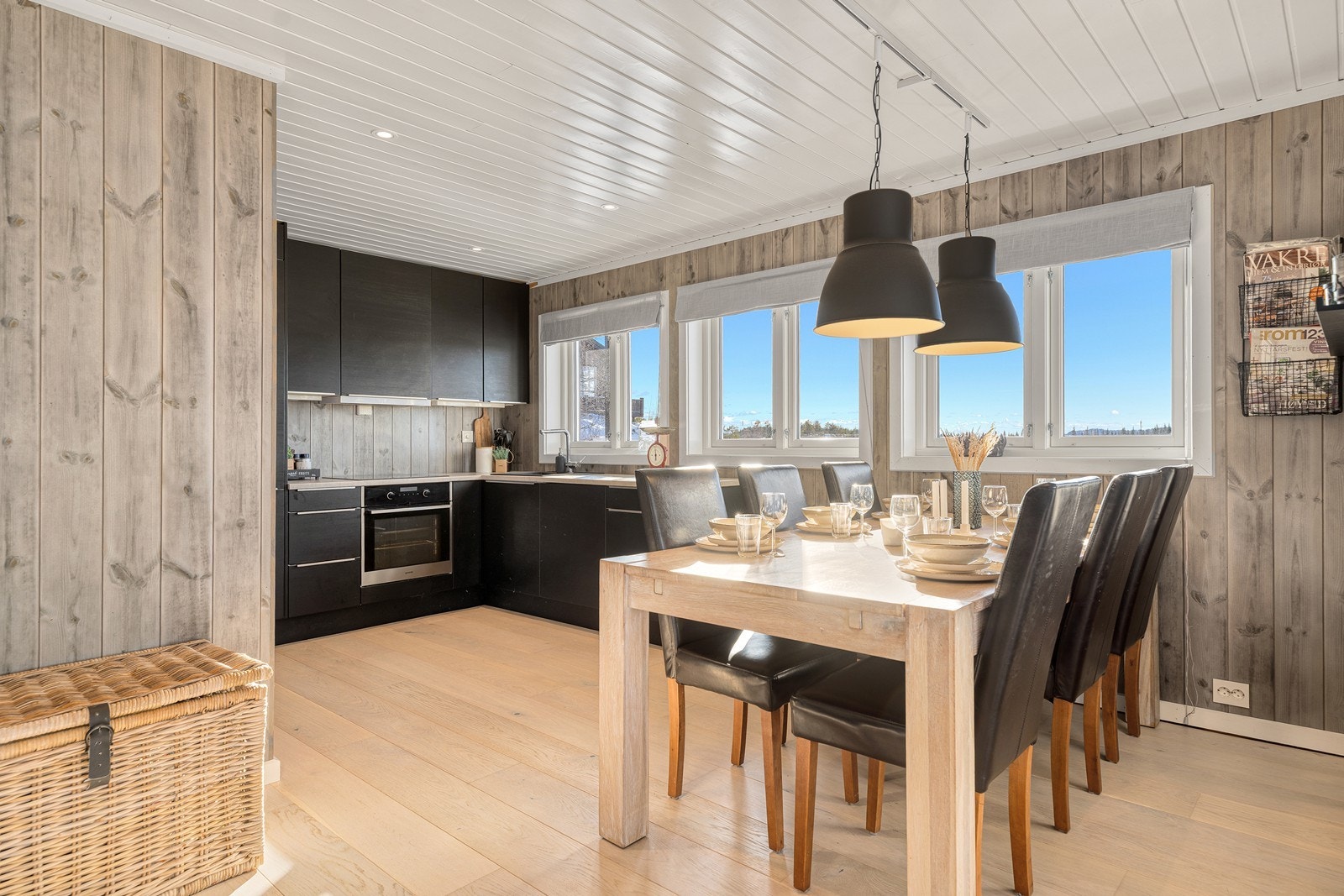 Hytten går over 2 plan og består av 5 soverom, 2 bad, lekkert kjøkken, stue, vaskerom og 2 boder (skibod og vedbod) Galleribilde