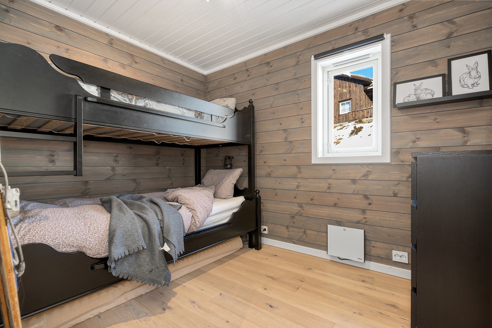 Praktisk og funksjonelt rom som passer både til barn og gjester Galleribilde