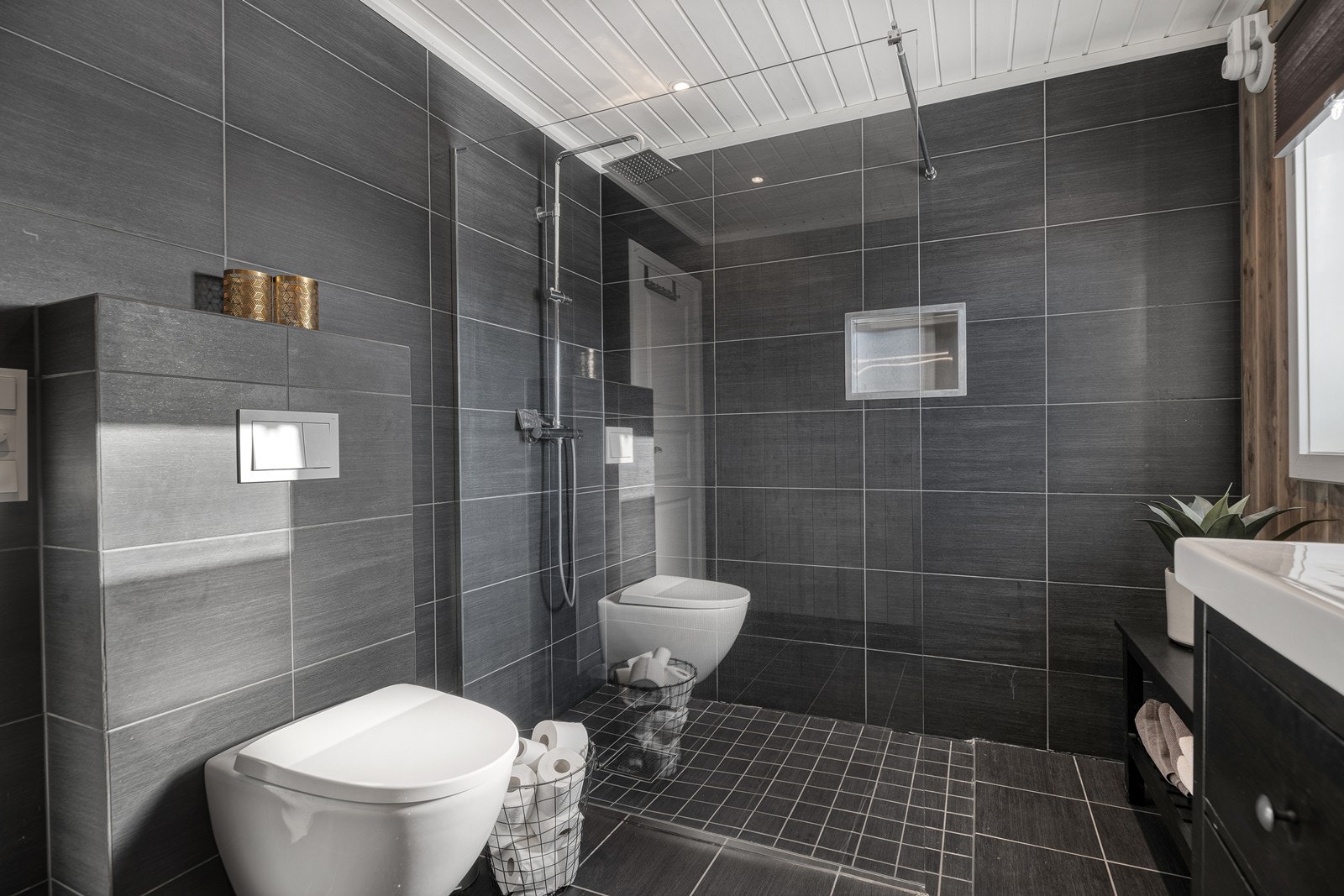 Strøkent, flislagt bad med behagelig gulvvarme Galleribilde