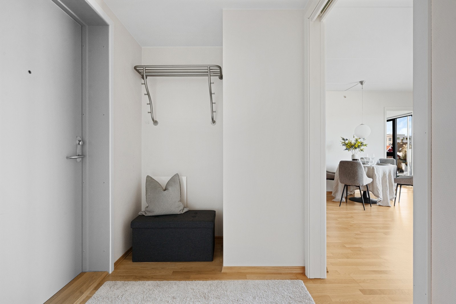 Romslig inngangsparti med god plass til yttertøy. Galleribilde