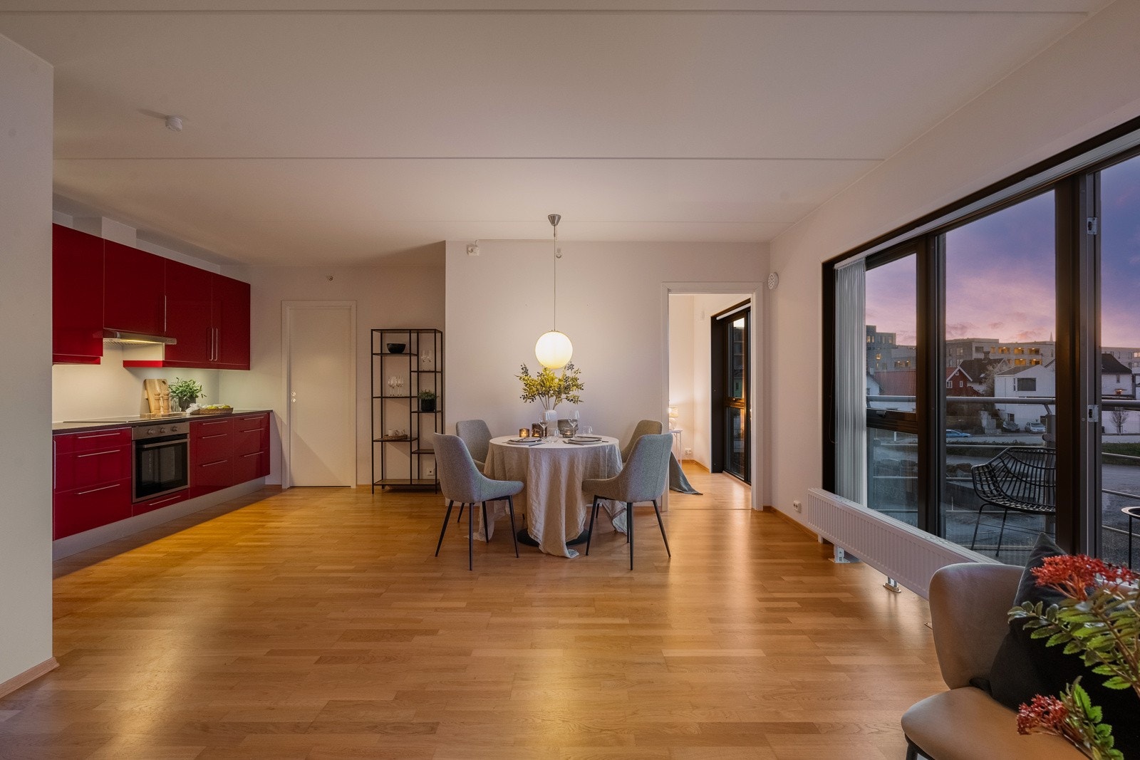 Leiligheten har store vindusflater som slipper inn rikelig med naturlig lys. Galleribilde