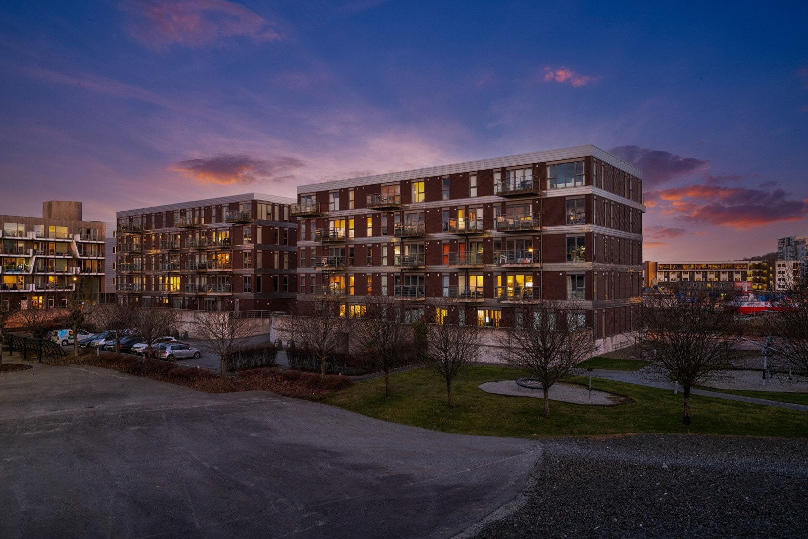 Leiligheten befinner seg i byggets øverste etasje og byr på gode solforhold på ettermiddagen. Galleribilde