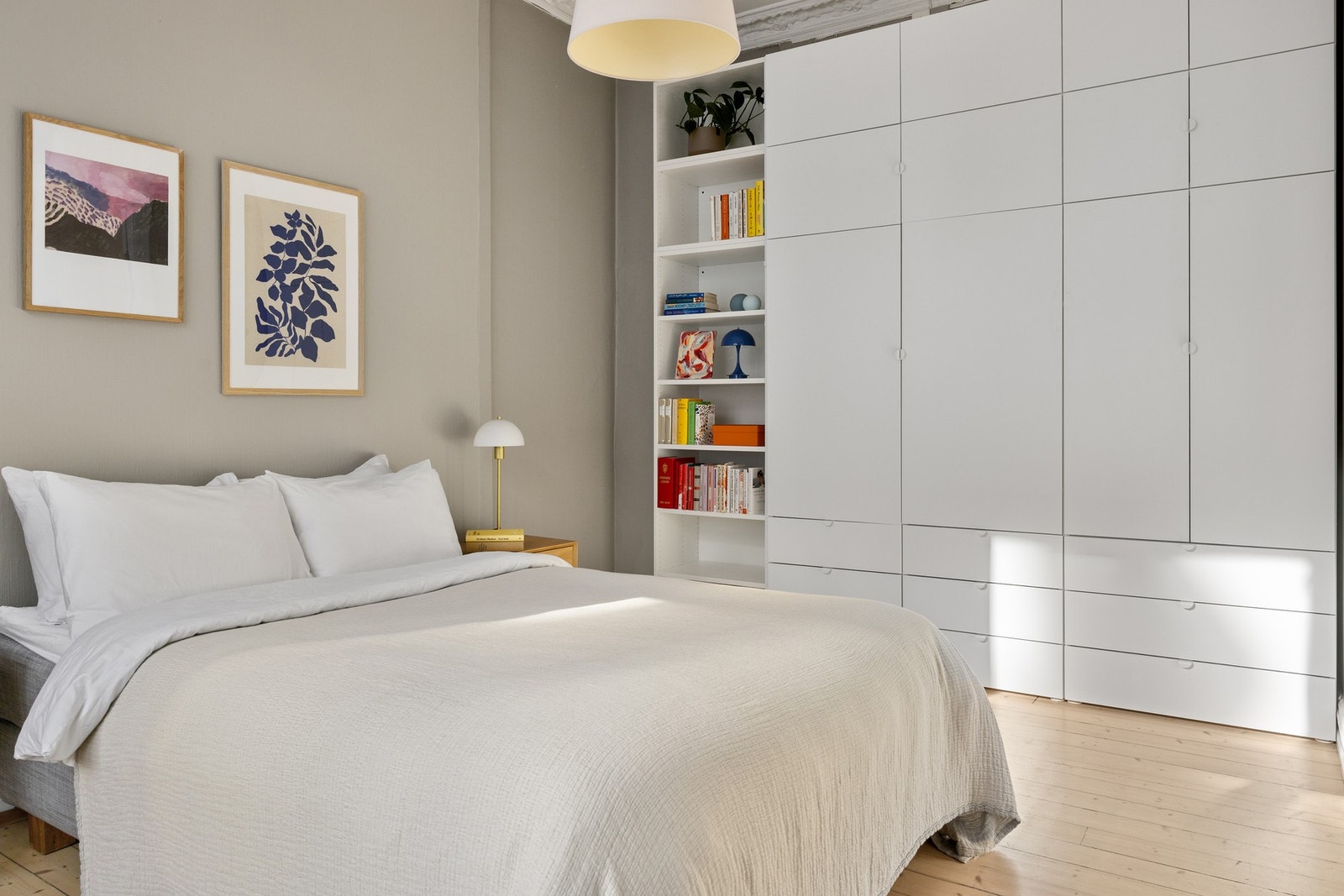 Det er god plass til garderobe på soverommet. Galleribilde