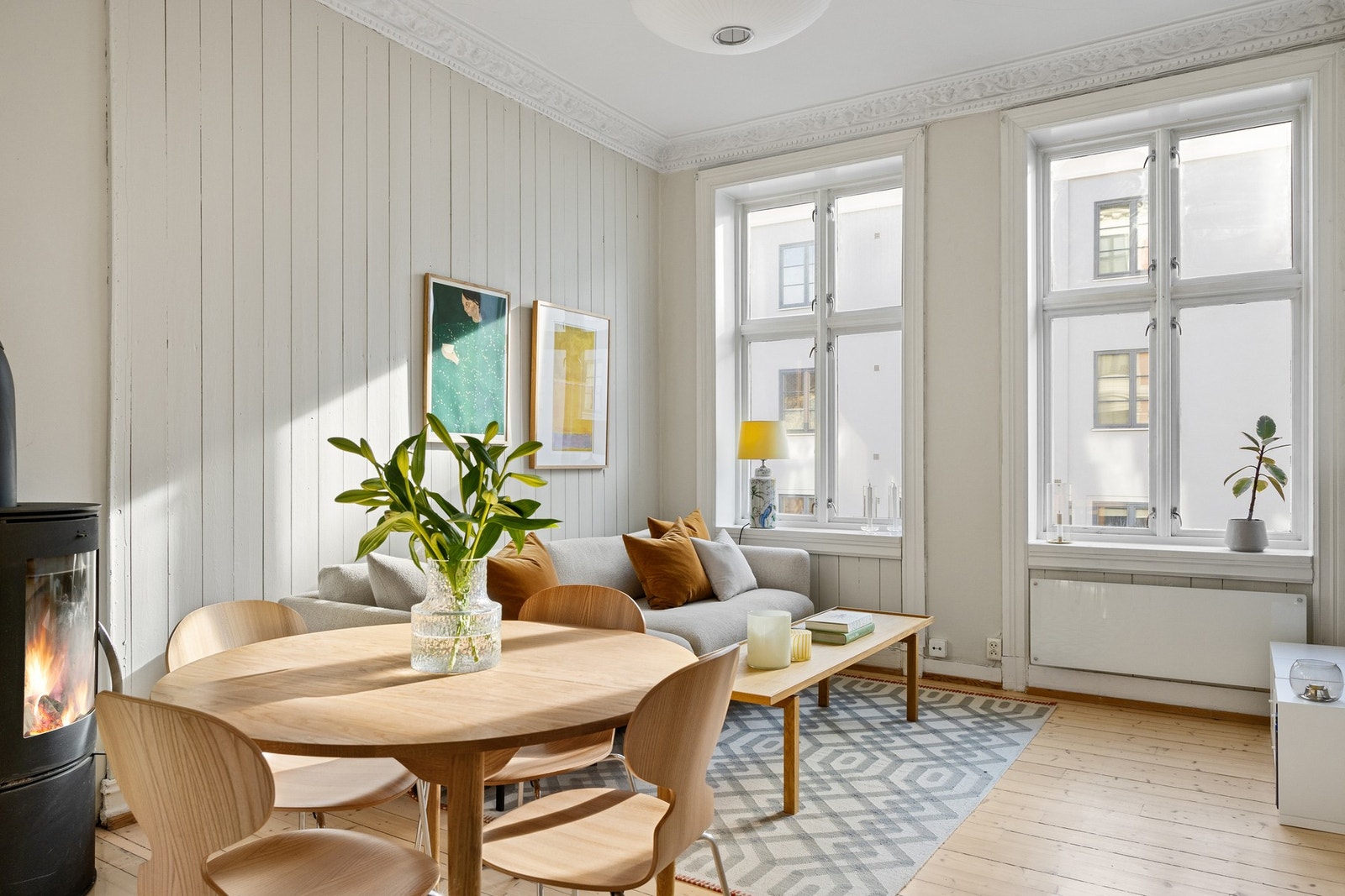 Store vindusflater slipper inn rikelig med dagslys. Galleribilde