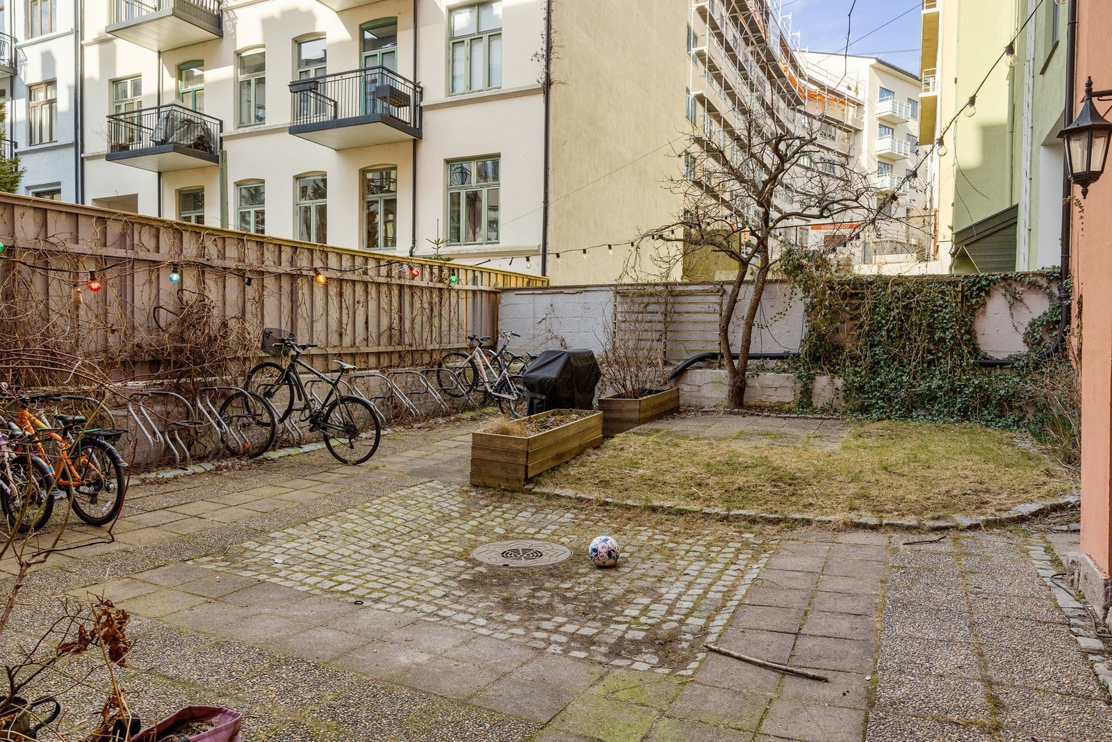 Bakgården møbleres med felles grill og utemøbler til sommersesongen. Galleribilde